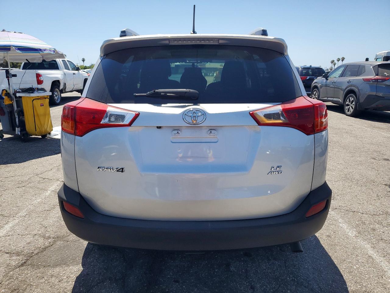 2015 Toyota Rav4 Le Silver vin: JTMBFREV3FJ022528