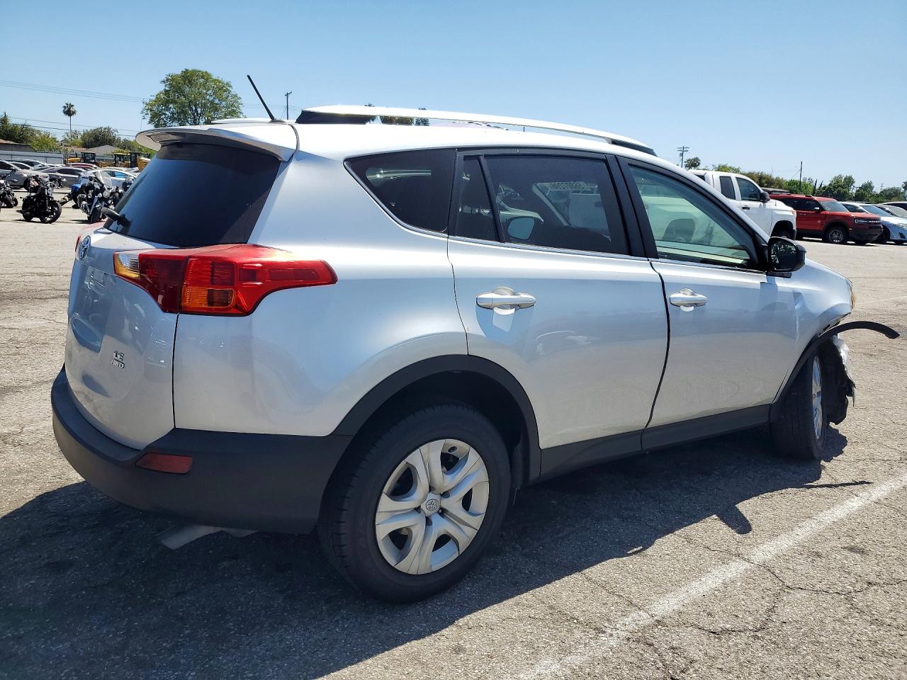 2015 Toyota Rav4 Le Silver vin: JTMBFREV3FJ022528