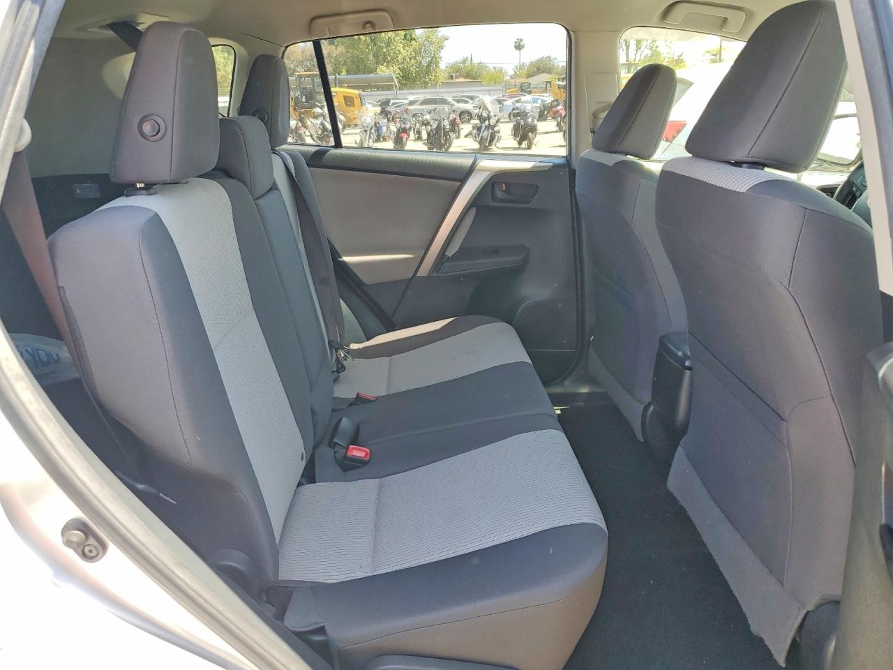 2015 Toyota Rav4 Le Silver vin: JTMBFREV3FJ022528