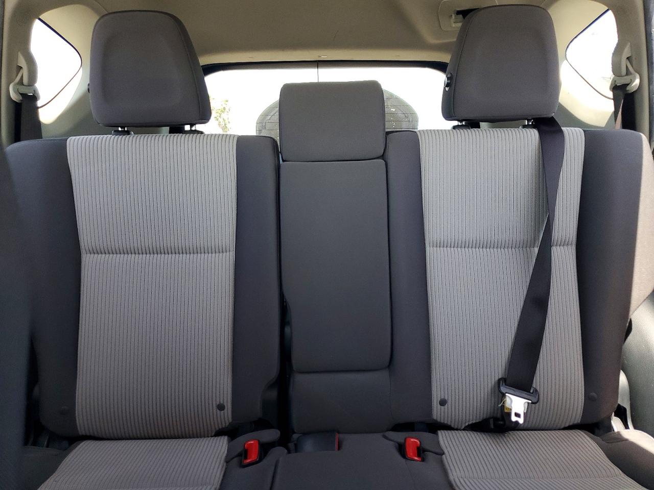 2015 Toyota Rav4 Le Silver vin: JTMBFREV3FJ022528