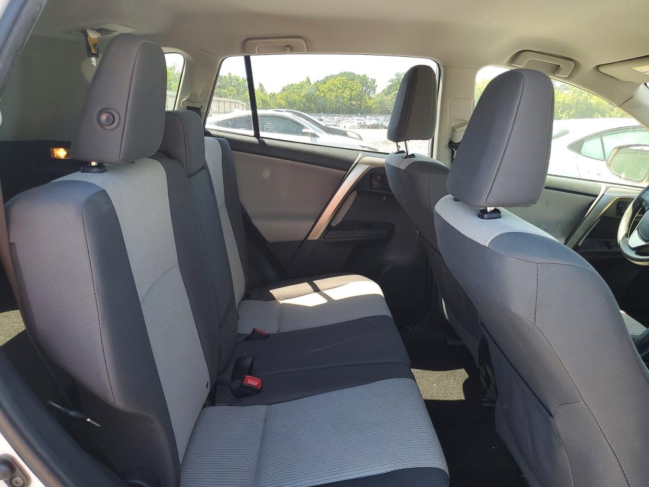2015 Toyota Rav4 Le White vin: JTMBFREV3FJ031908