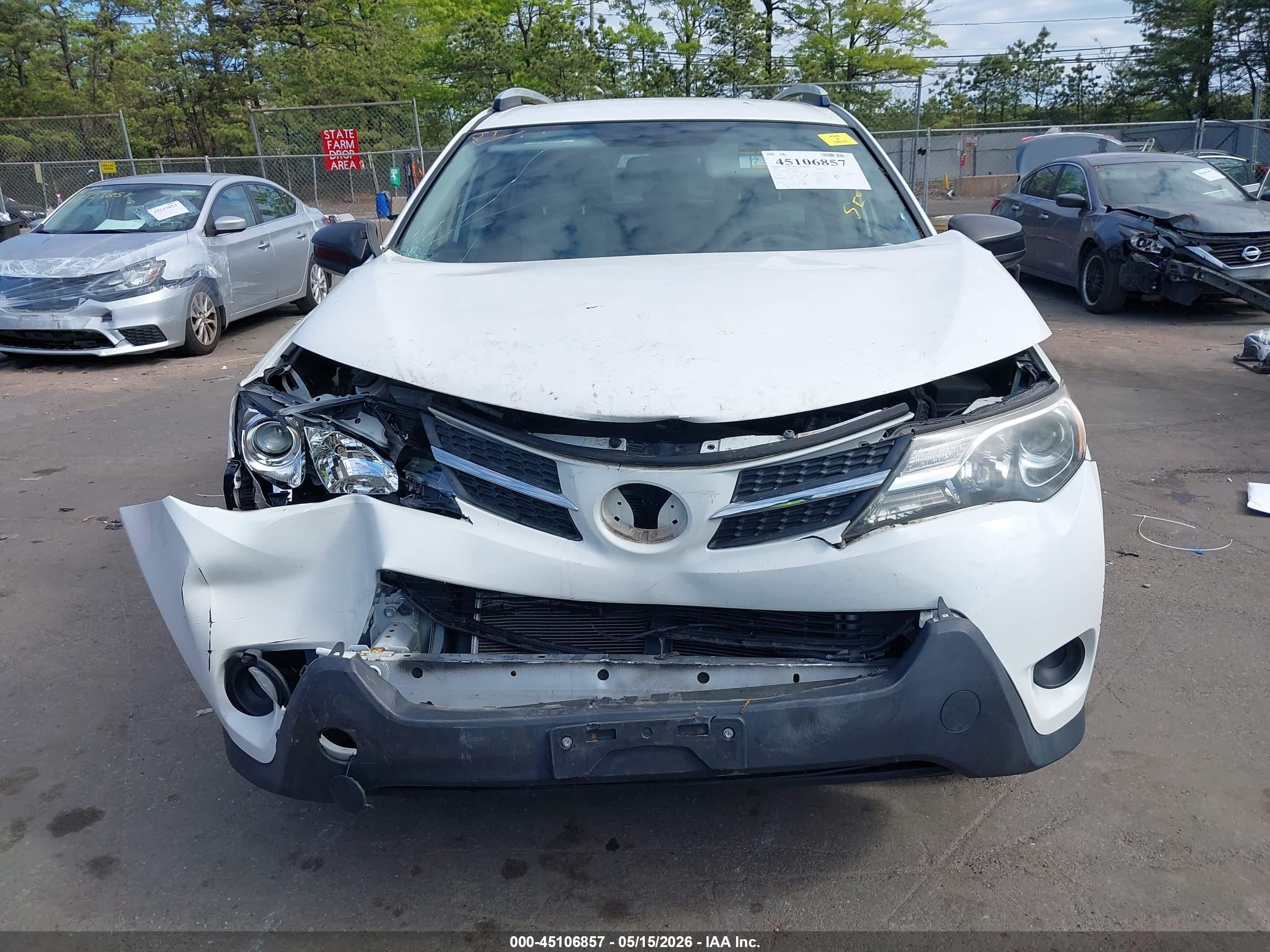 2015 Toyota Rav4 Le White vin: JTMBFREV3FJ040608