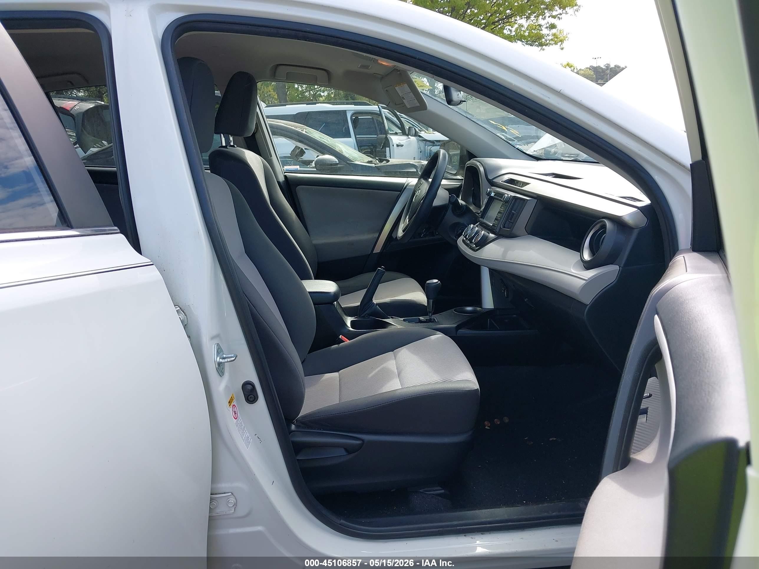 2015 Toyota Rav4 Le White vin: JTMBFREV3FJ040608