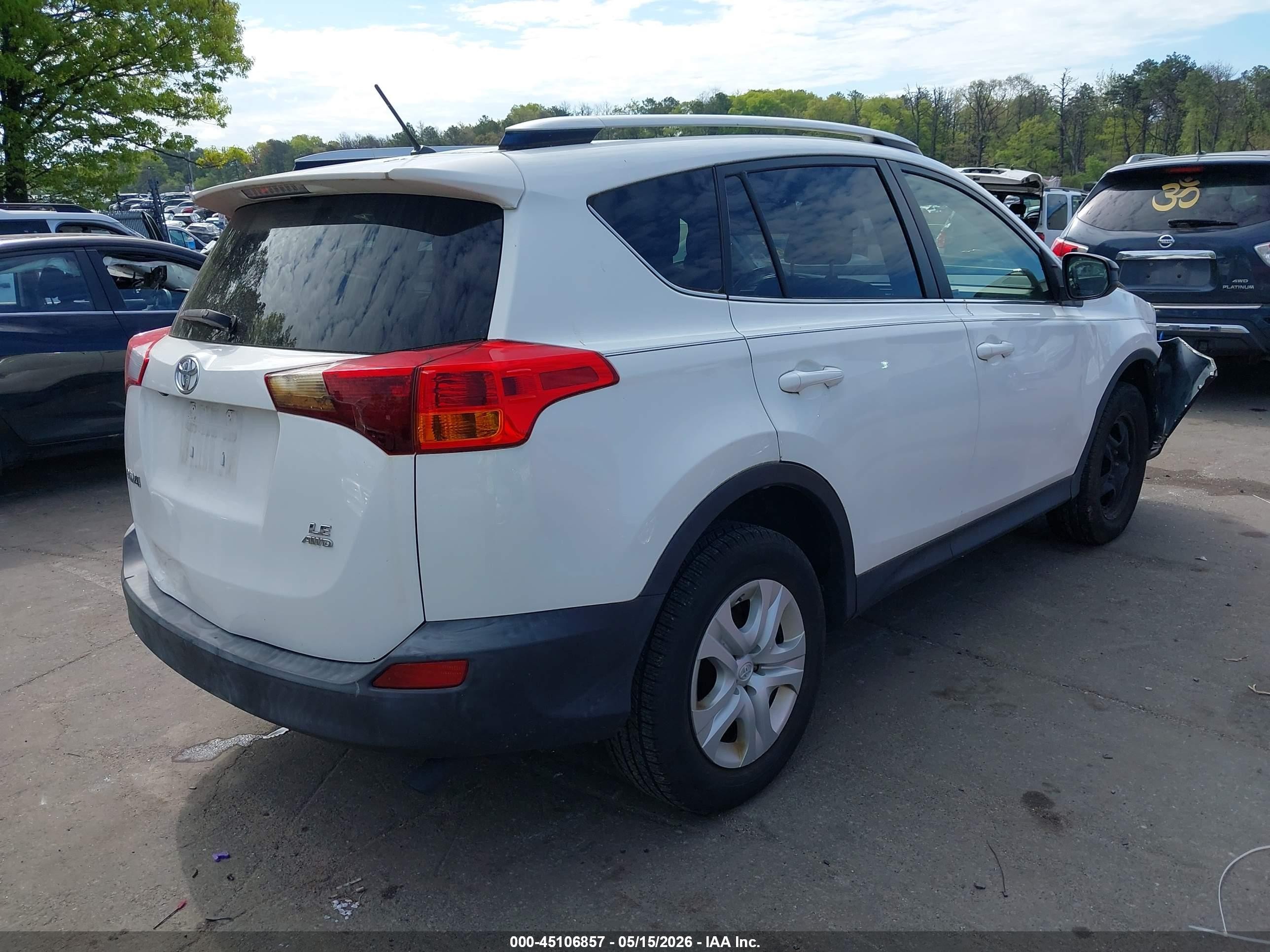 2015 Toyota Rav4 Le White vin: JTMBFREV3FJ040608
