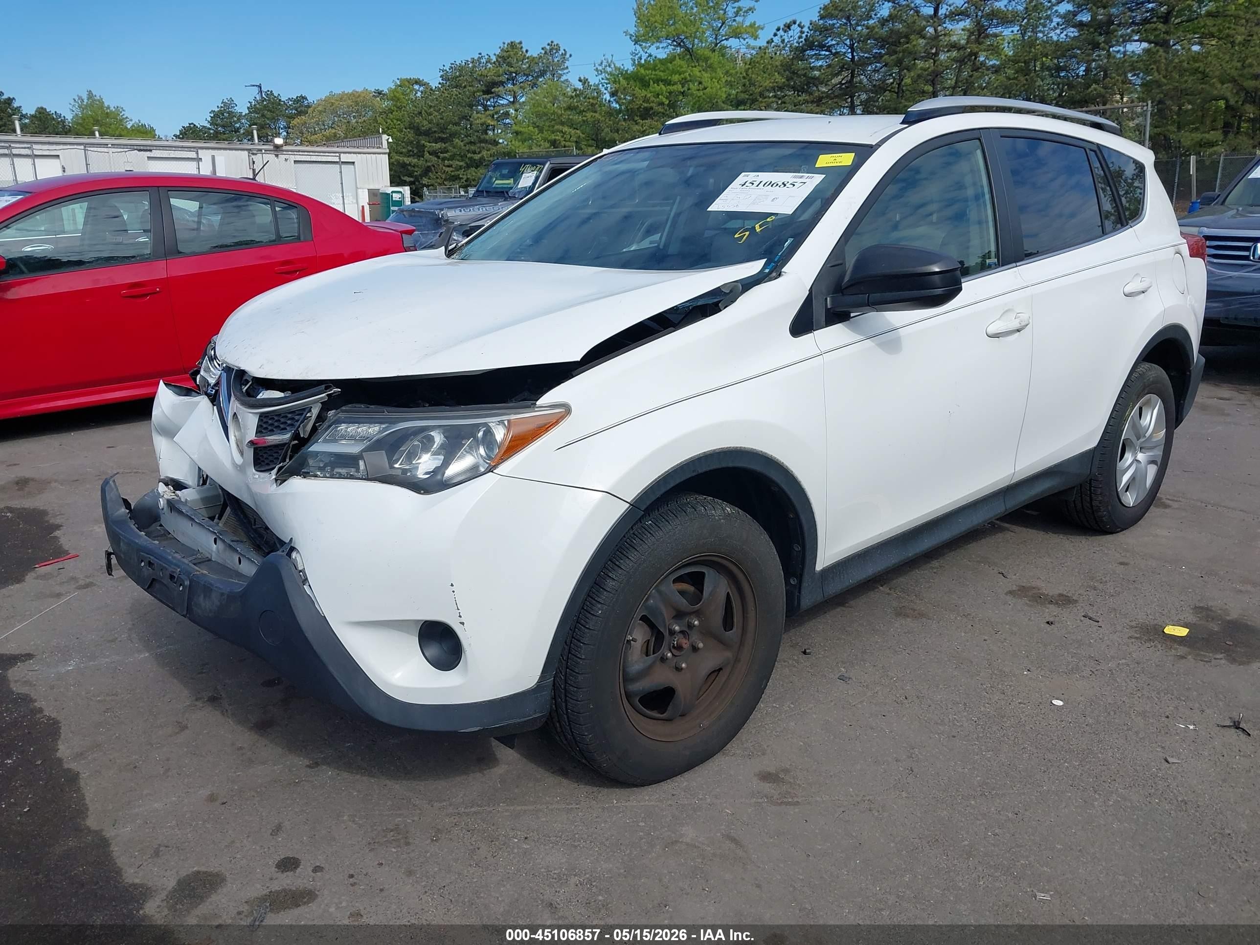 2015 Toyota Rav4 Le White vin: JTMBFREV3FJ040608