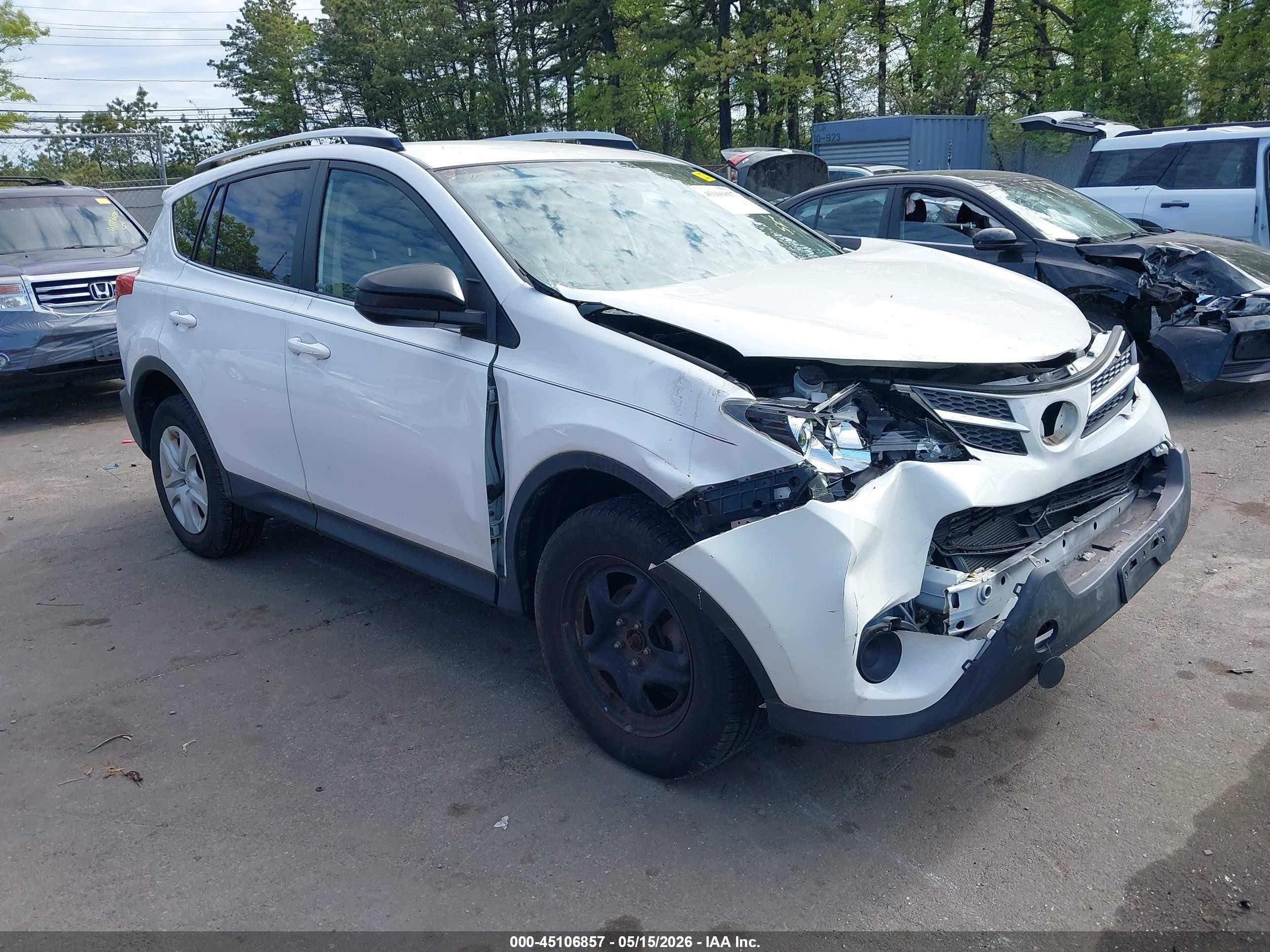 2015 Toyota Rav4 Le White vin: JTMBFREV3FJ040608