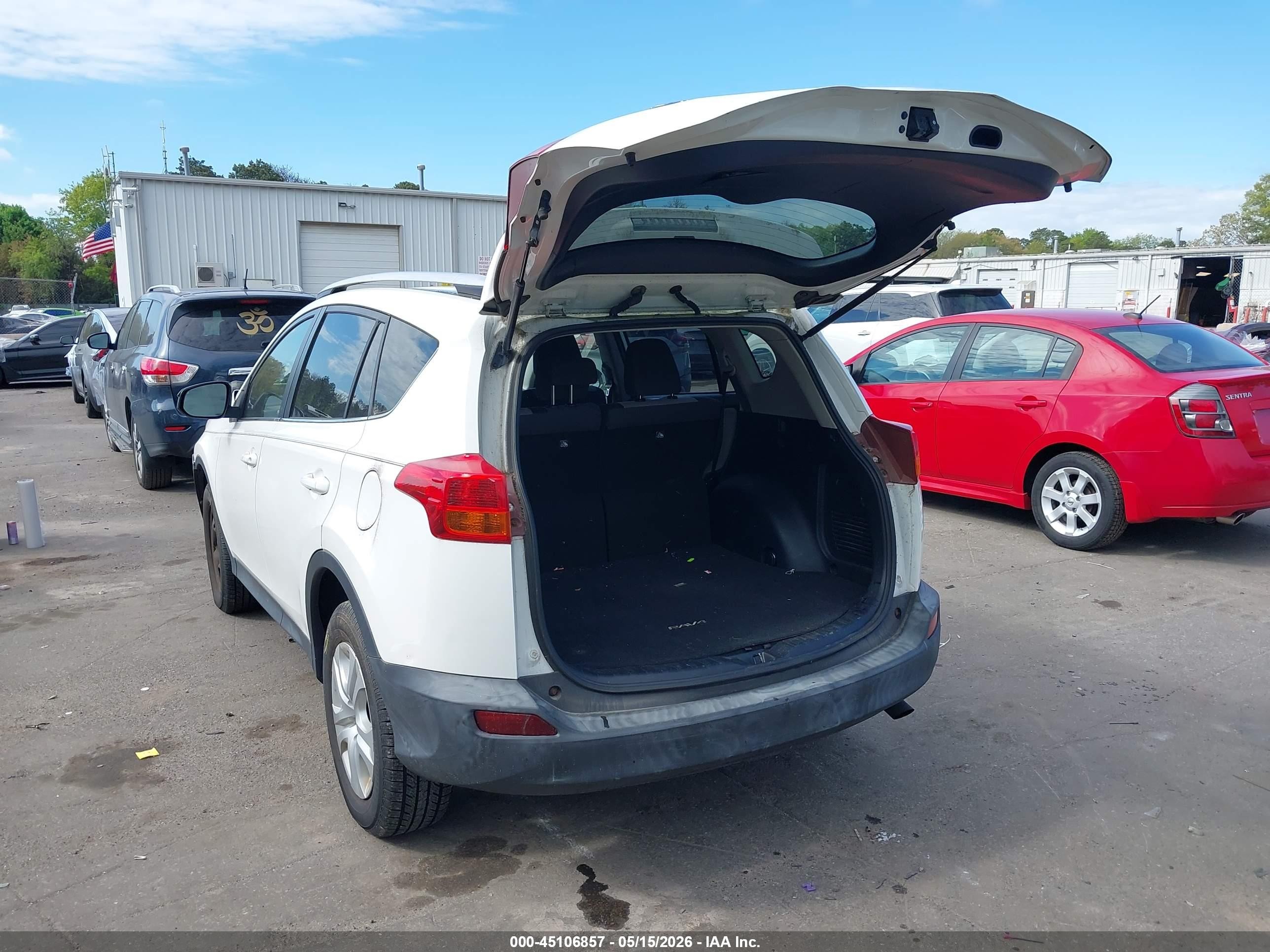 2015 Toyota Rav4 Le White vin: JTMBFREV3FJ040608