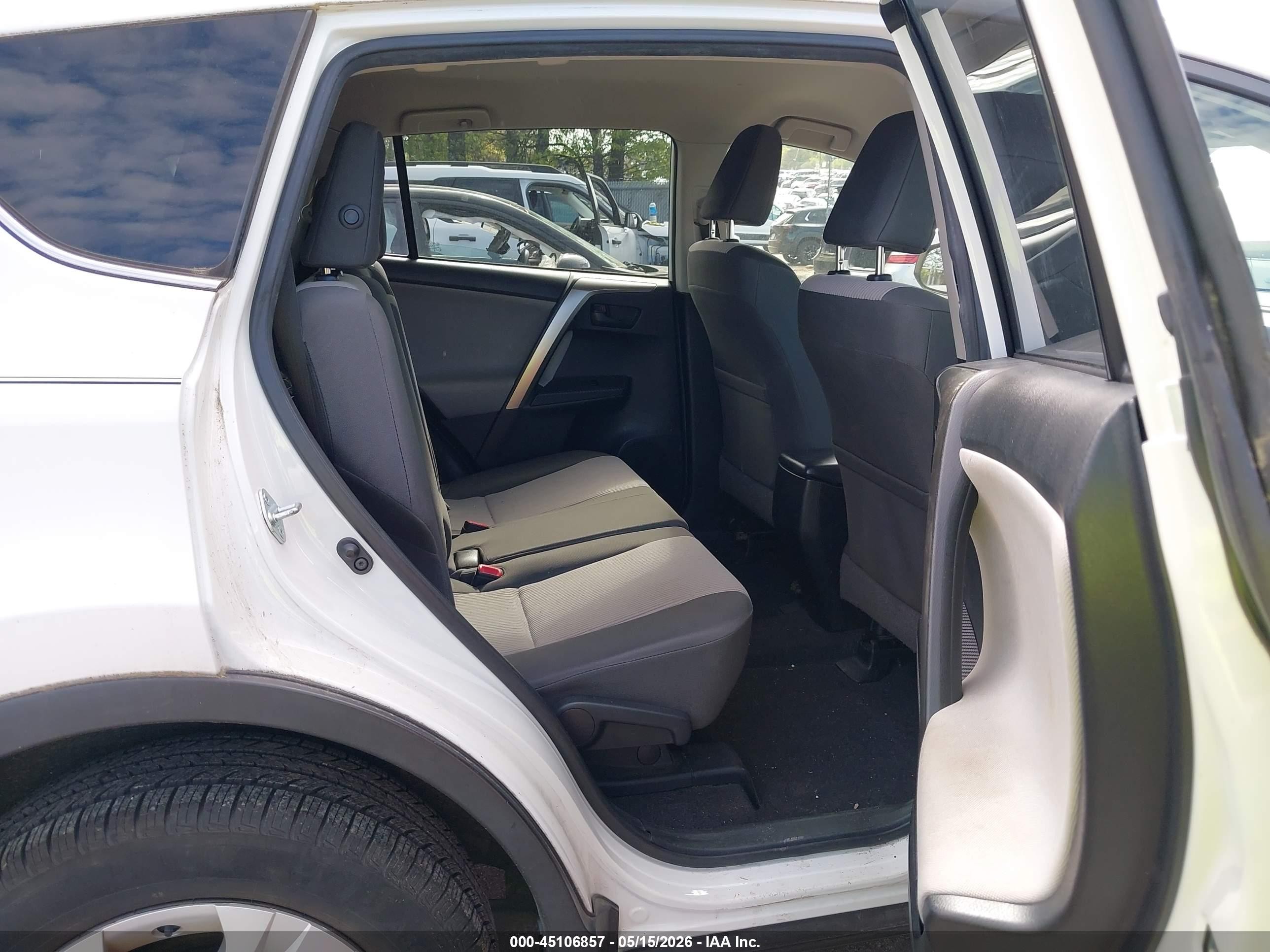 2015 Toyota Rav4 Le White vin: JTMBFREV3FJ040608