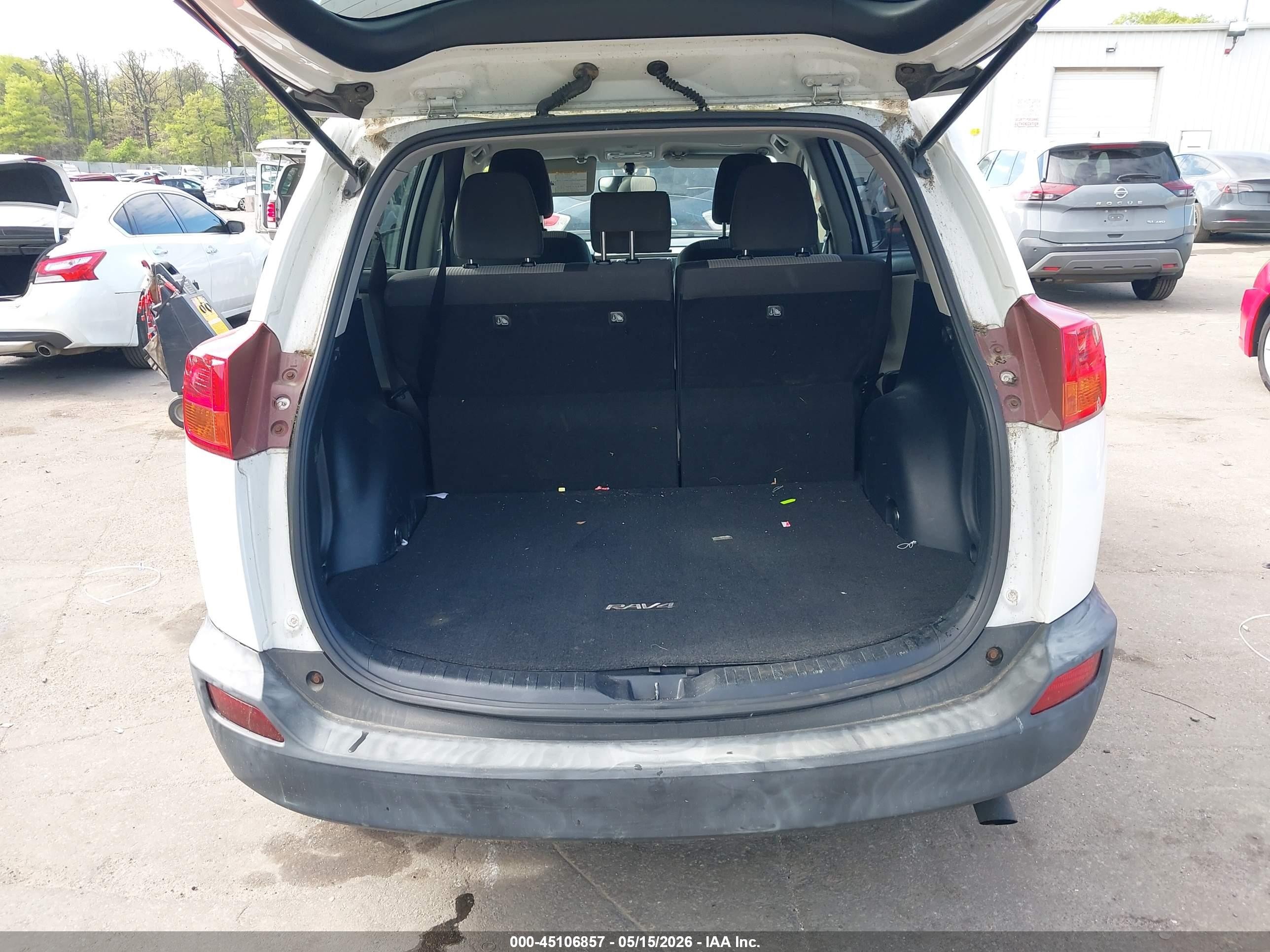 2015 Toyota Rav4 Le White vin: JTMBFREV3FJ040608