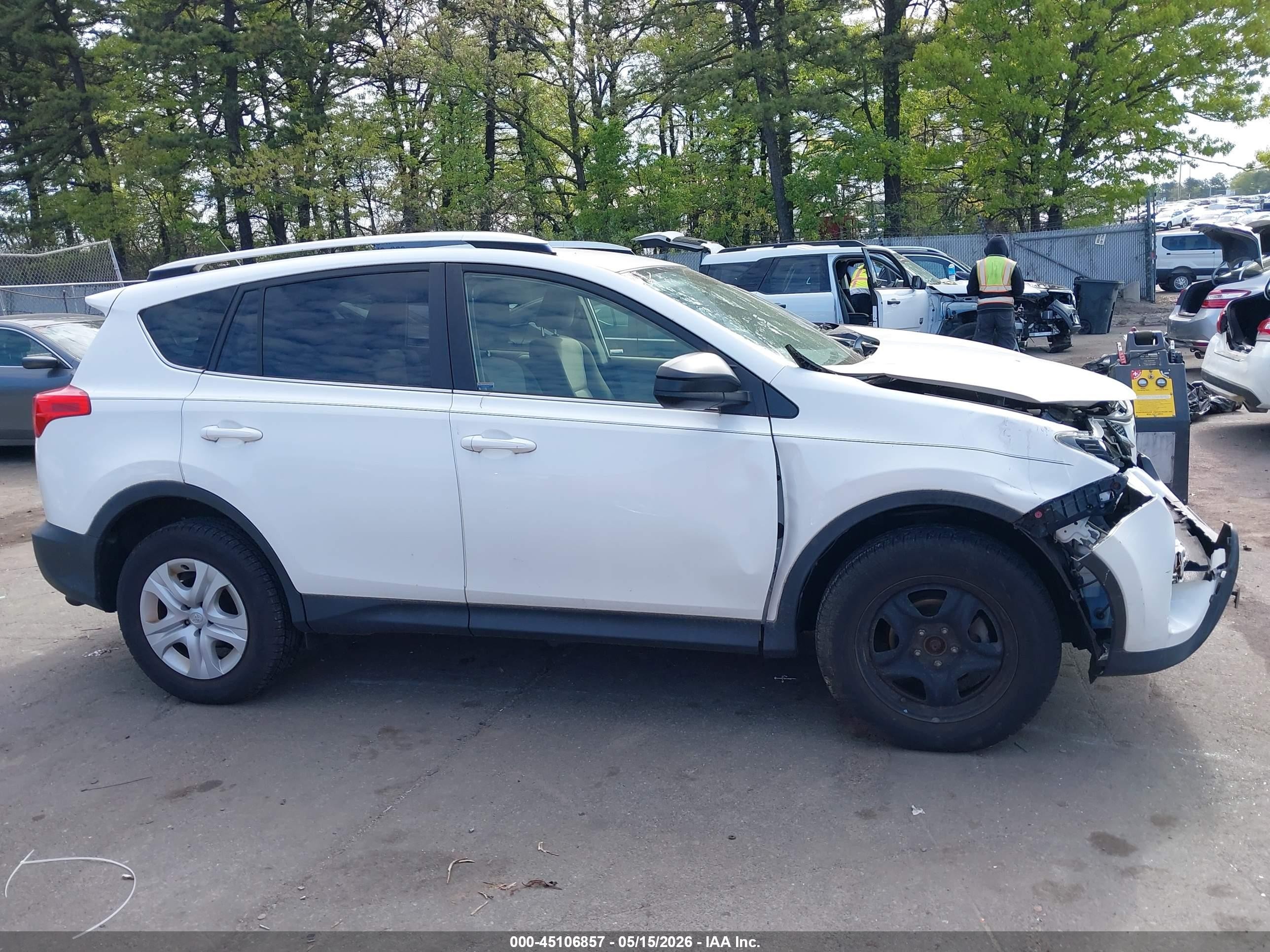 2015 Toyota Rav4 Le White vin: JTMBFREV3FJ040608