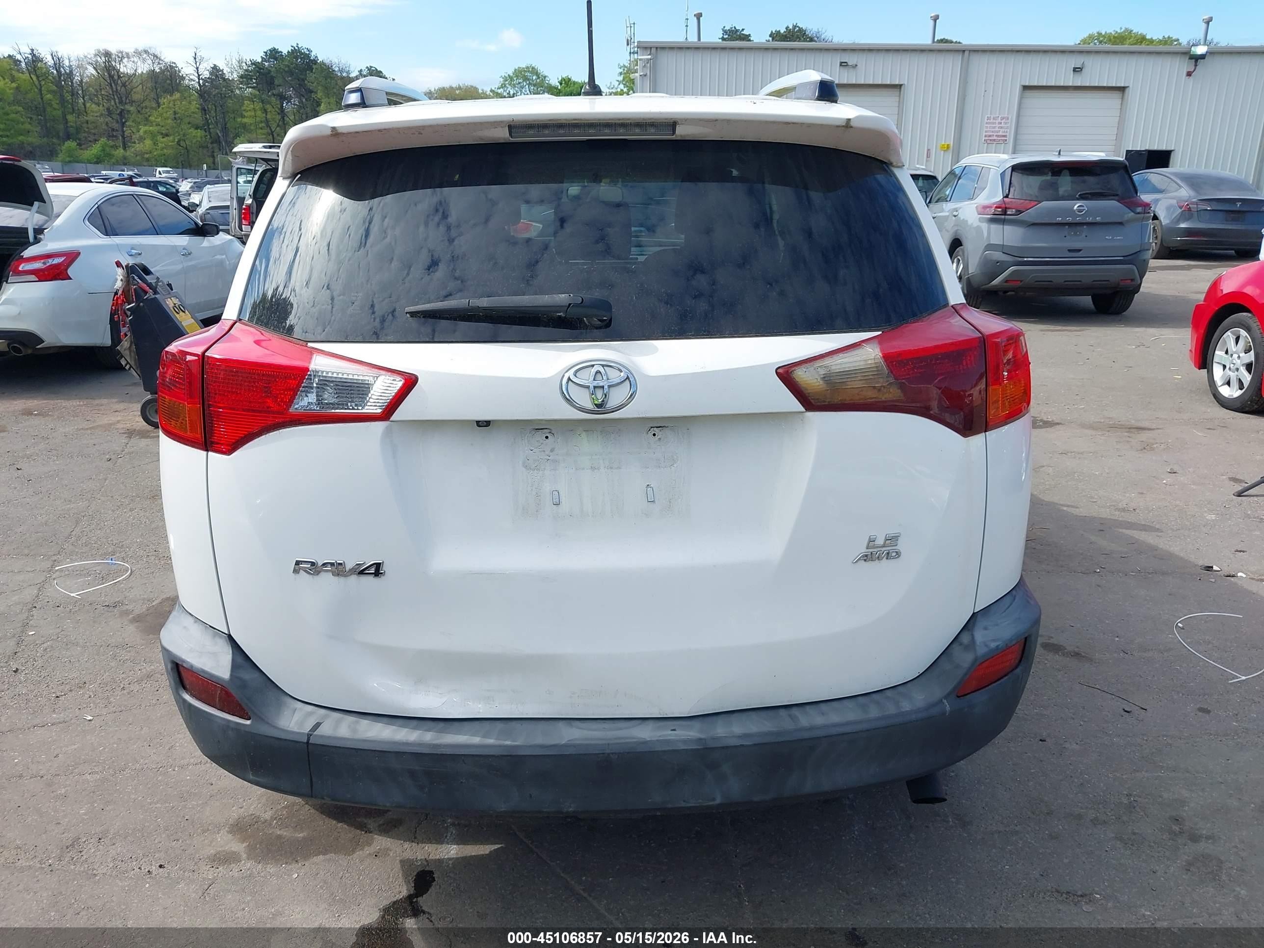 2015 Toyota Rav4 Le White vin: JTMBFREV3FJ040608