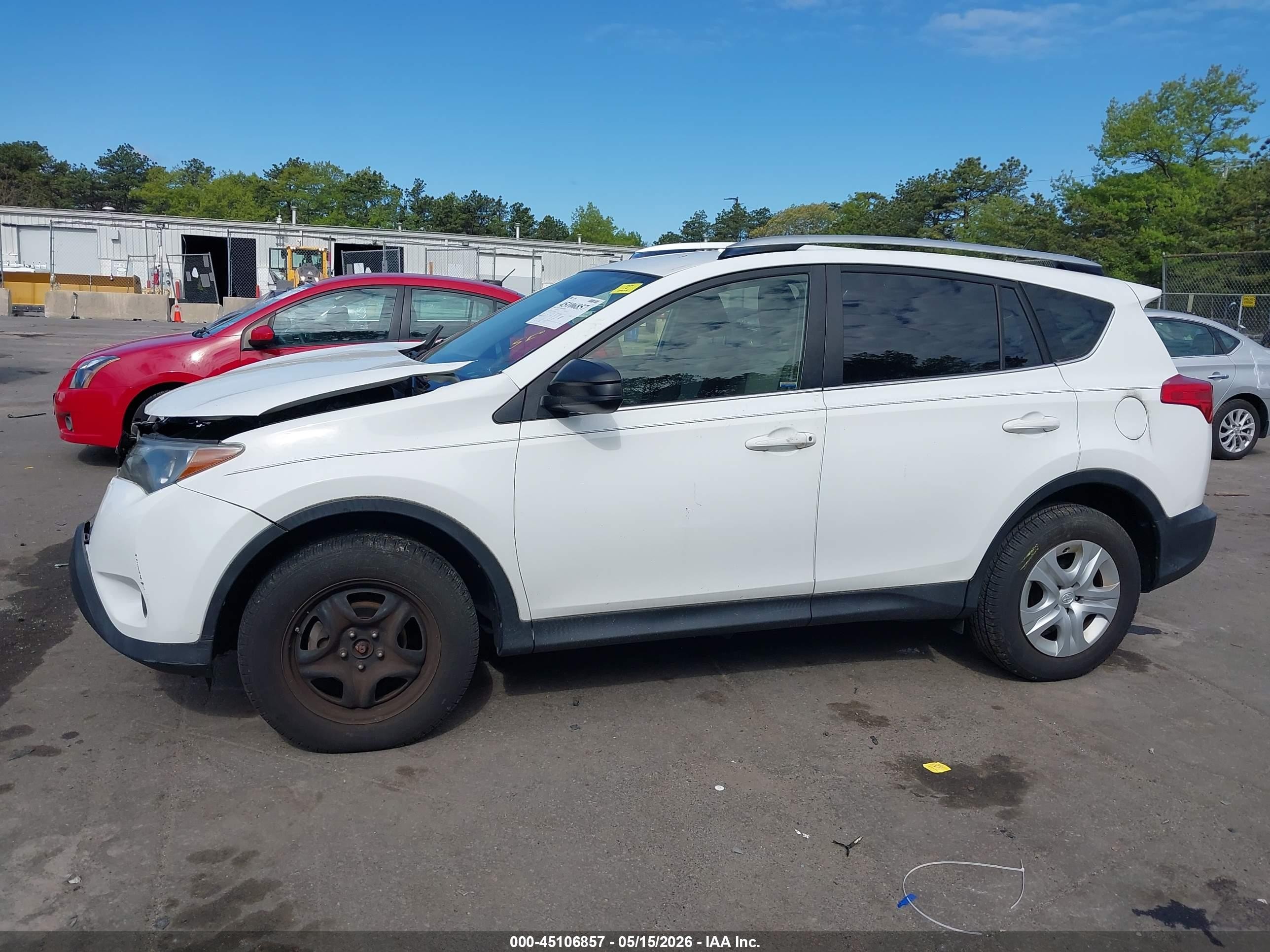 2015 Toyota Rav4 Le White vin: JTMBFREV3FJ040608