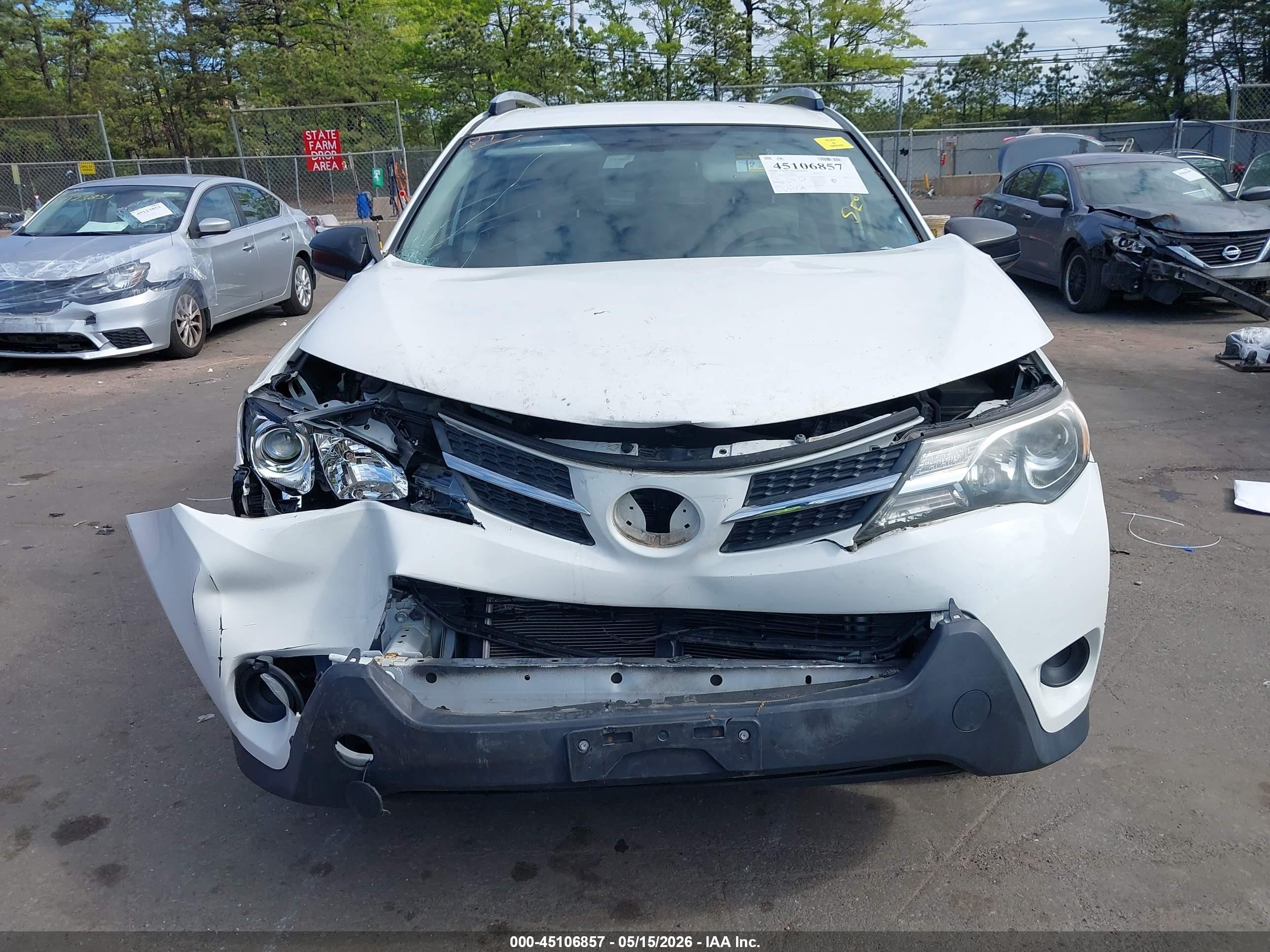 2015 Toyota Rav4 Le White vin: JTMBFREV3FJ040608