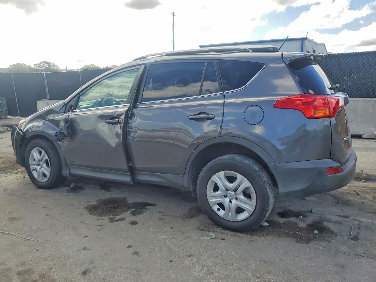 2015 Toyota Rav4 Le Gray vin: JTMBFREV3FJ047977