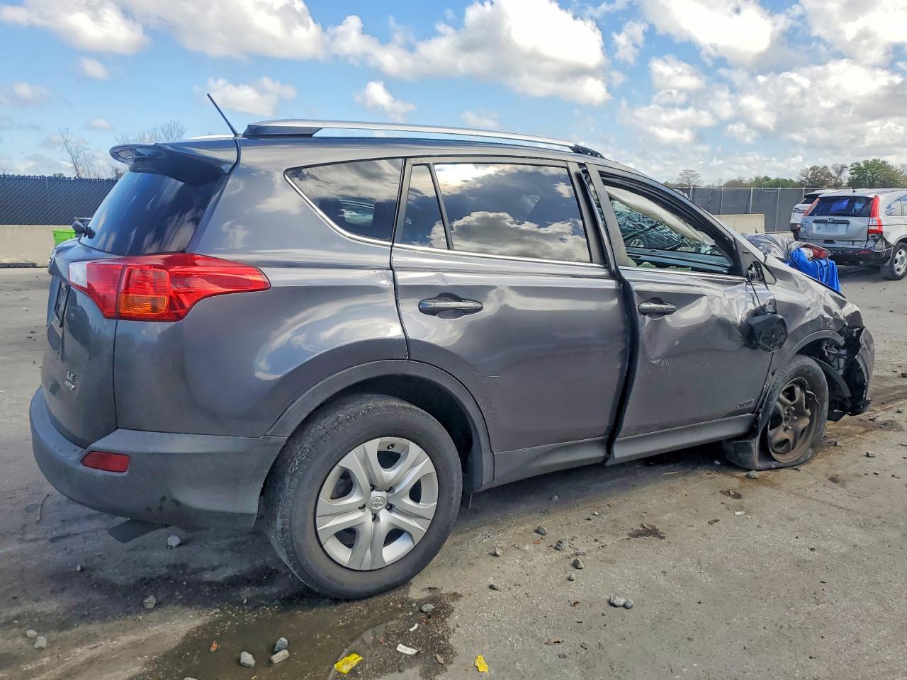 2015 Toyota Rav4 Le Gray vin: JTMBFREV3FJ047977