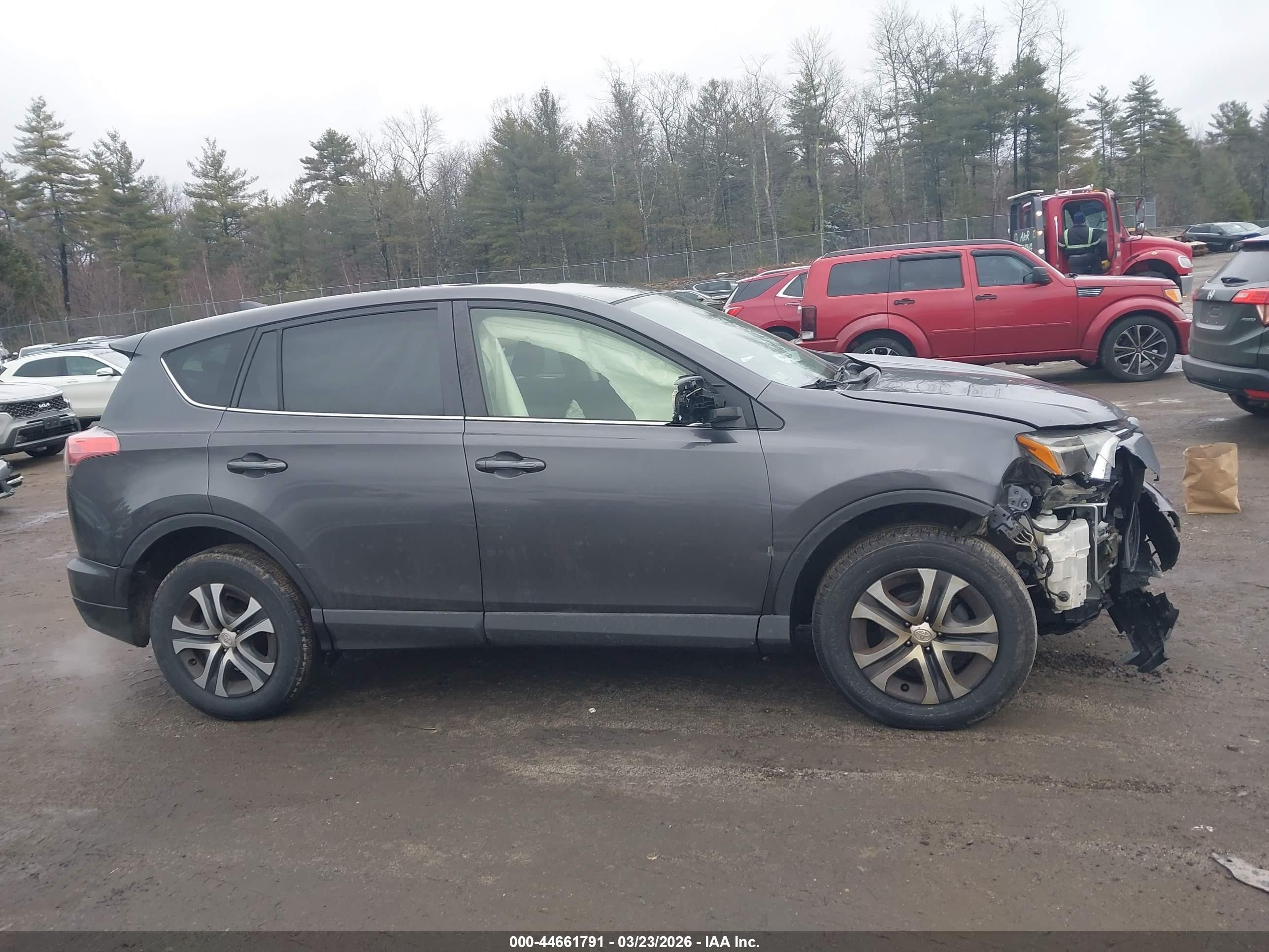 2018 Toyota Rav4 Le Gray vin: JTMBFREV3JJ235732