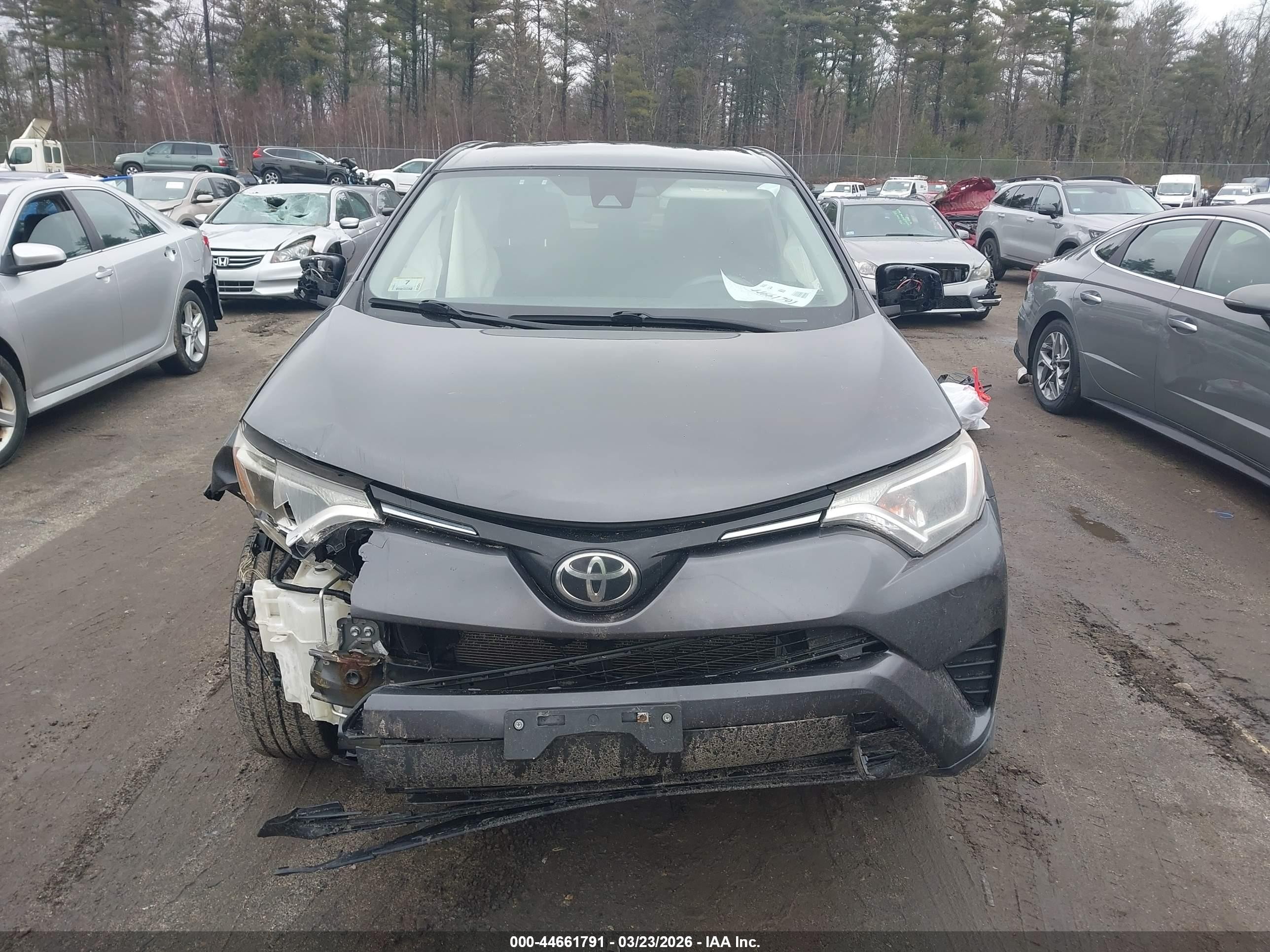 2018 Toyota Rav4 Le Gray vin: JTMBFREV3JJ235732
