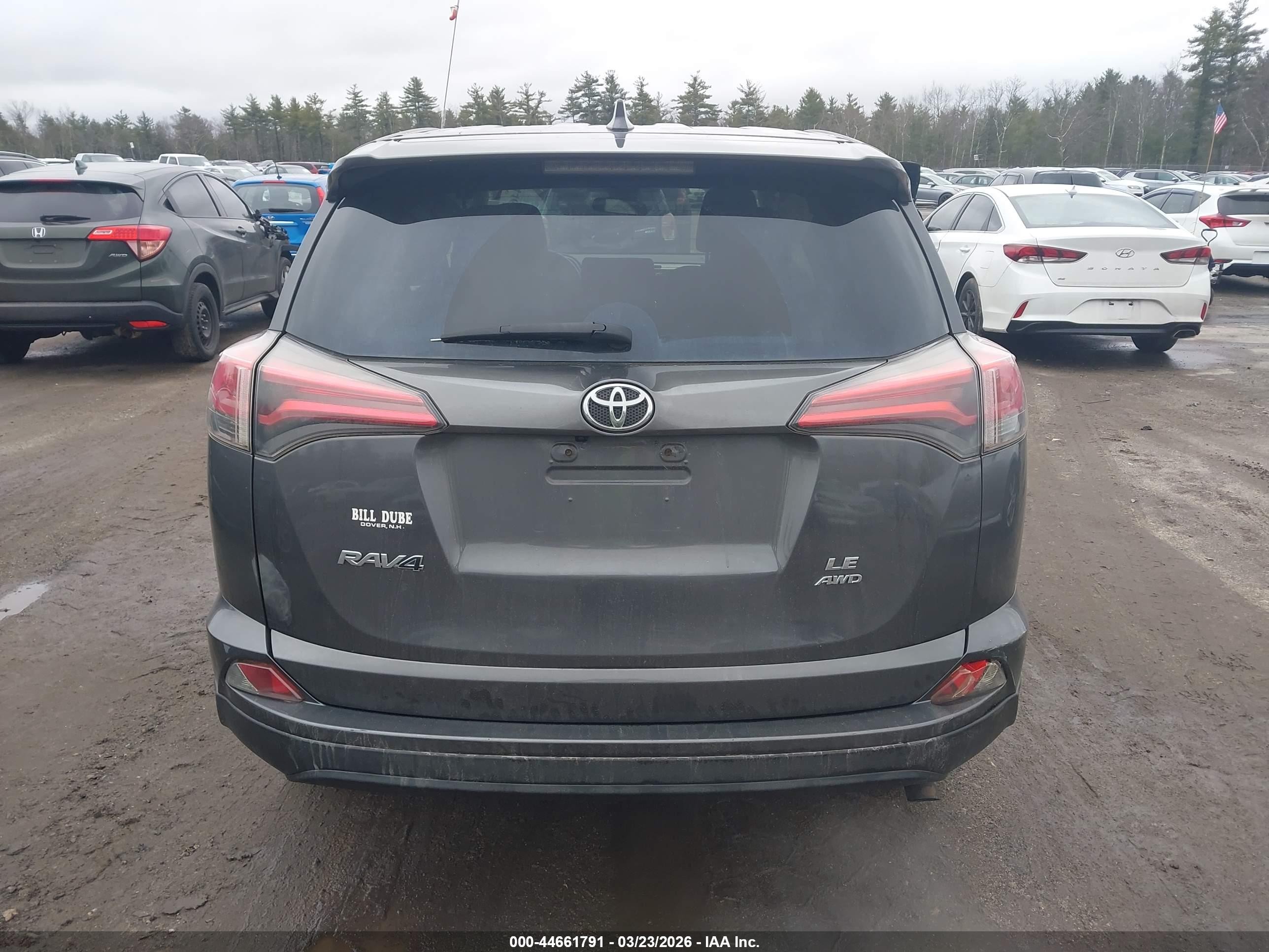 2018 Toyota Rav4 Le Gray vin: JTMBFREV3JJ235732
