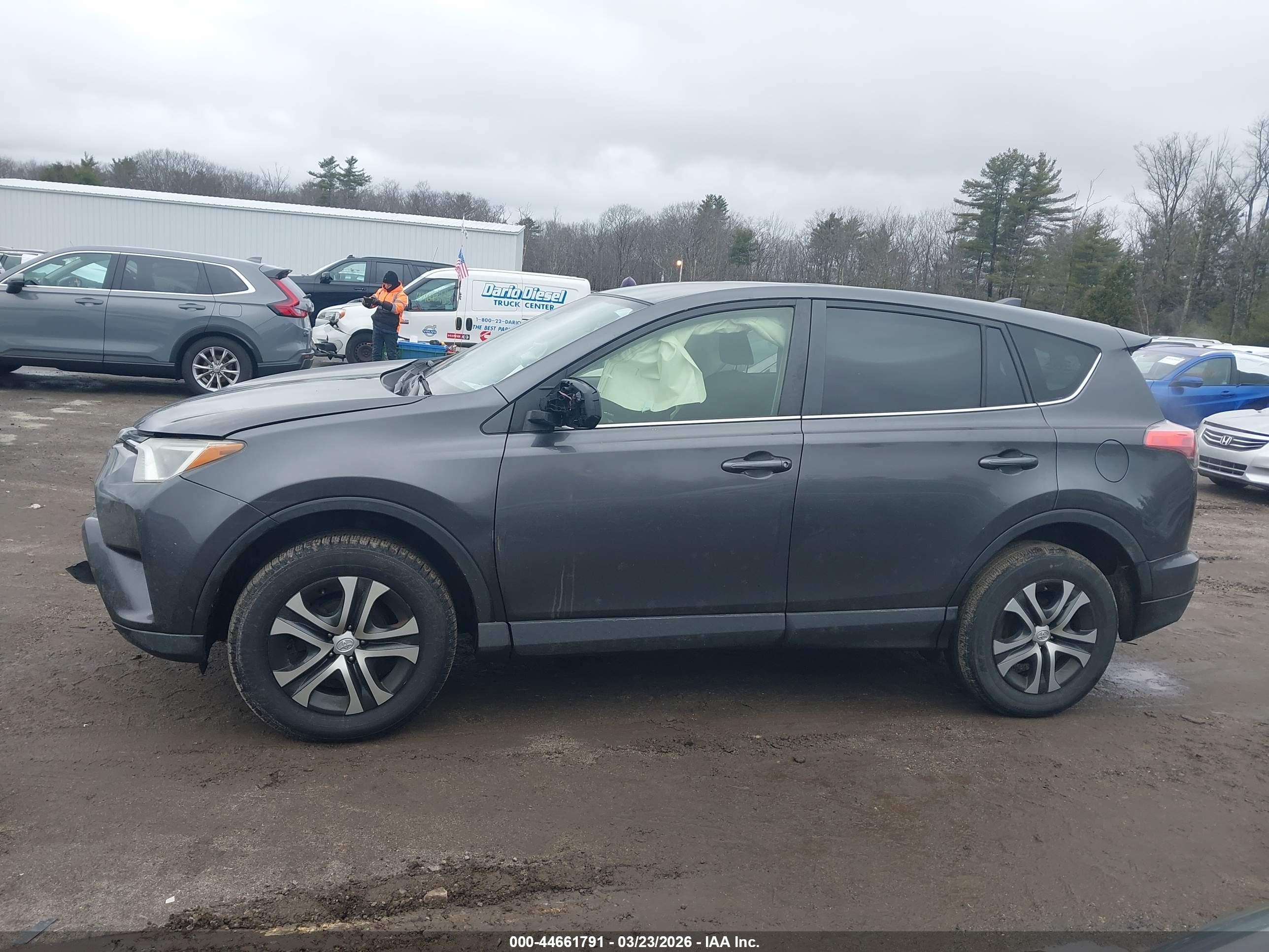 2018 Toyota Rav4 Le Gray vin: JTMBFREV3JJ235732