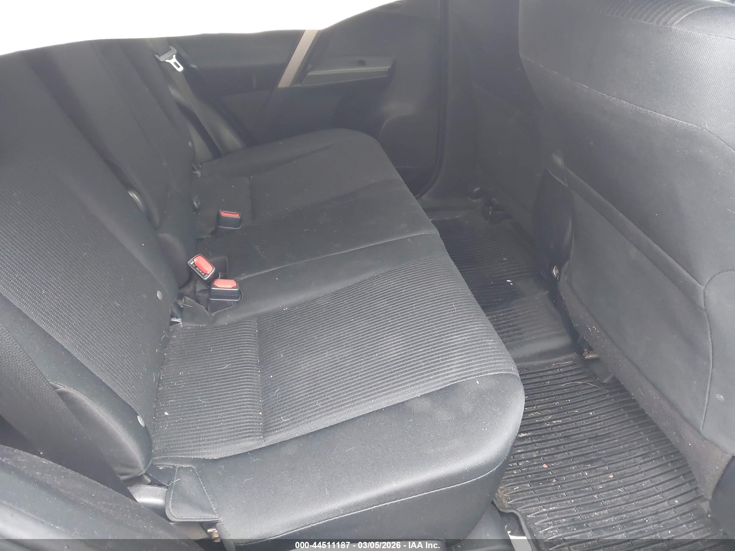 2018 Toyota Rav4 Le White vin: JTMBFREV3JJ729329