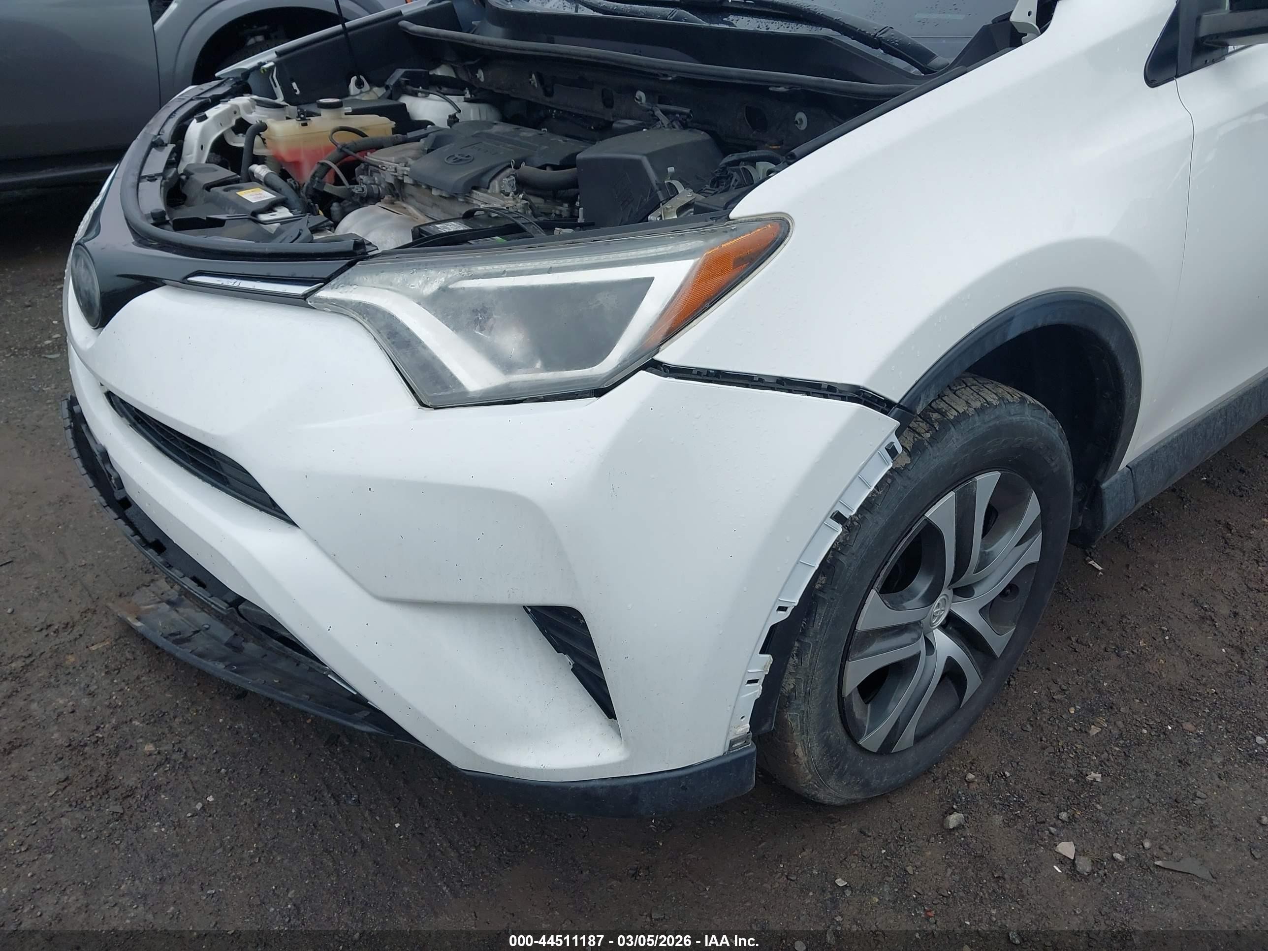 2018 Toyota Rav4 Le White vin: JTMBFREV3JJ729329