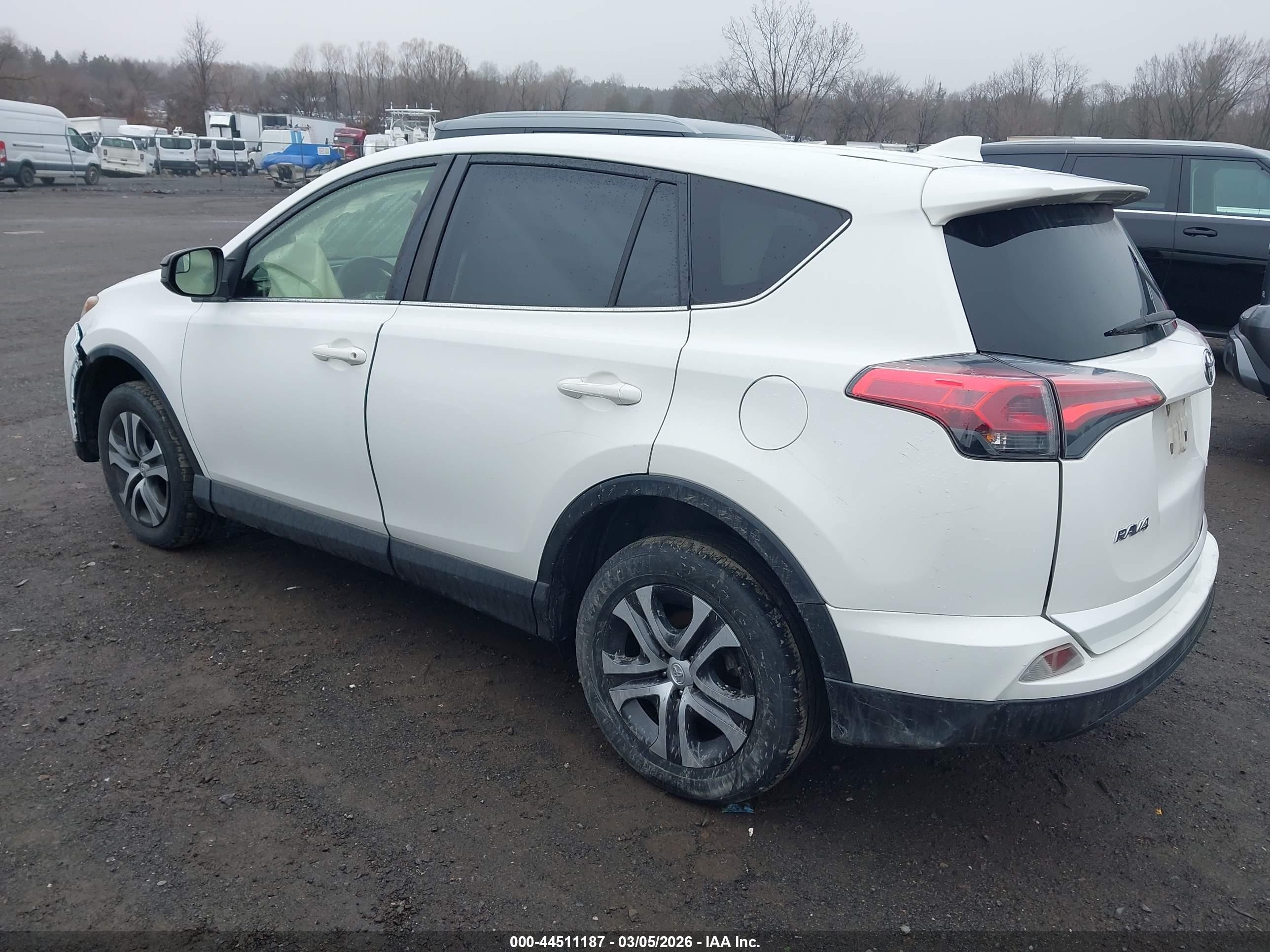 2018 Toyota Rav4 Le White vin: JTMBFREV3JJ729329