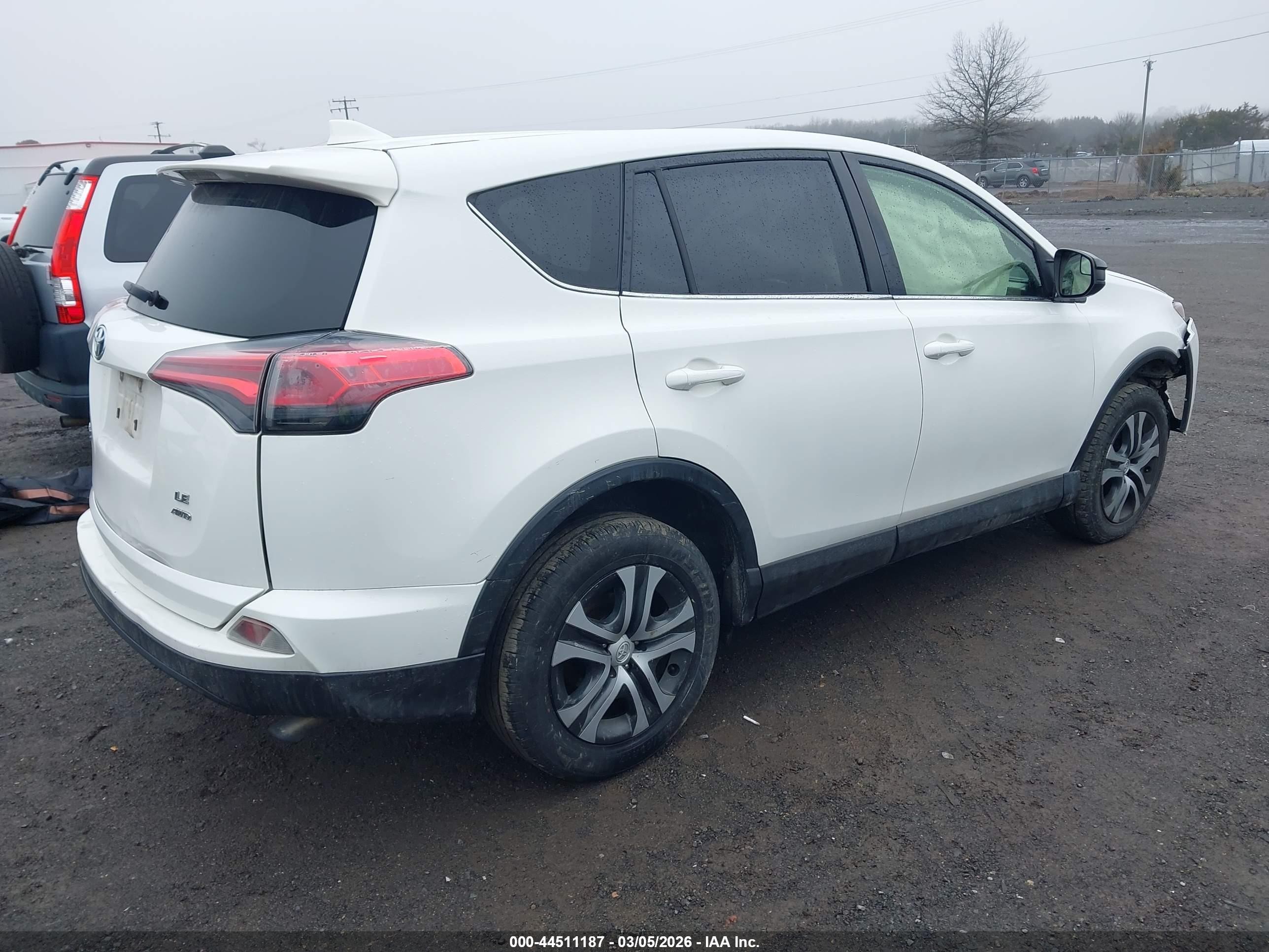 2018 Toyota Rav4 Le White vin: JTMBFREV3JJ729329