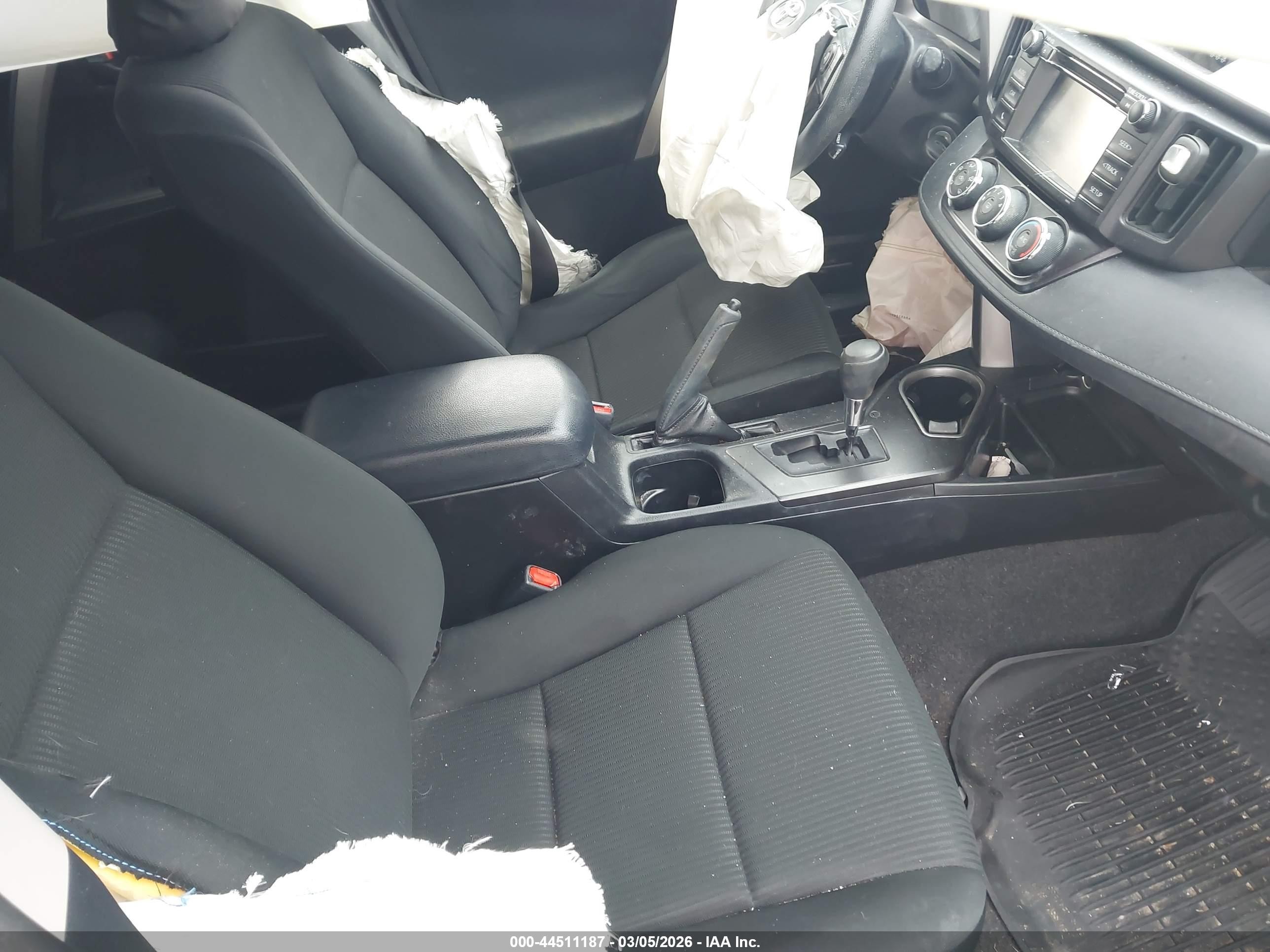 2018 Toyota Rav4 Le White vin: JTMBFREV3JJ729329