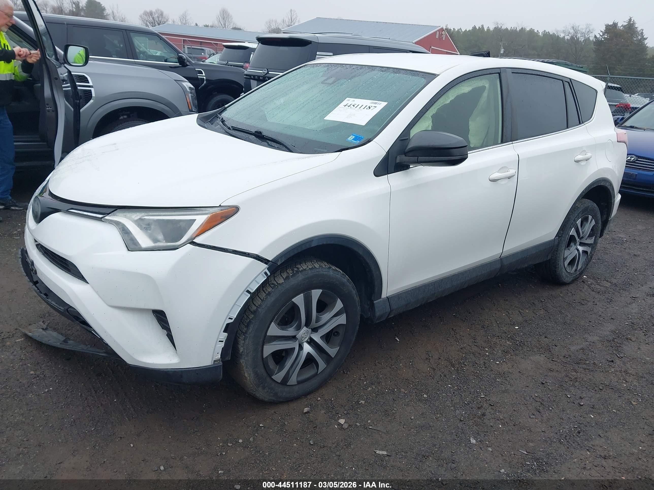 2018 Toyota Rav4 Le White vin: JTMBFREV3JJ729329