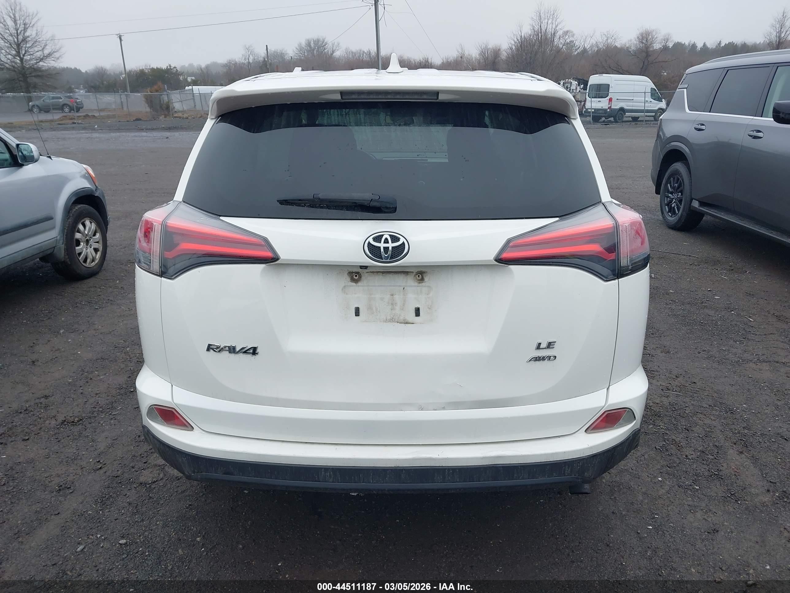 2018 Toyota Rav4 Le White vin: JTMBFREV3JJ729329