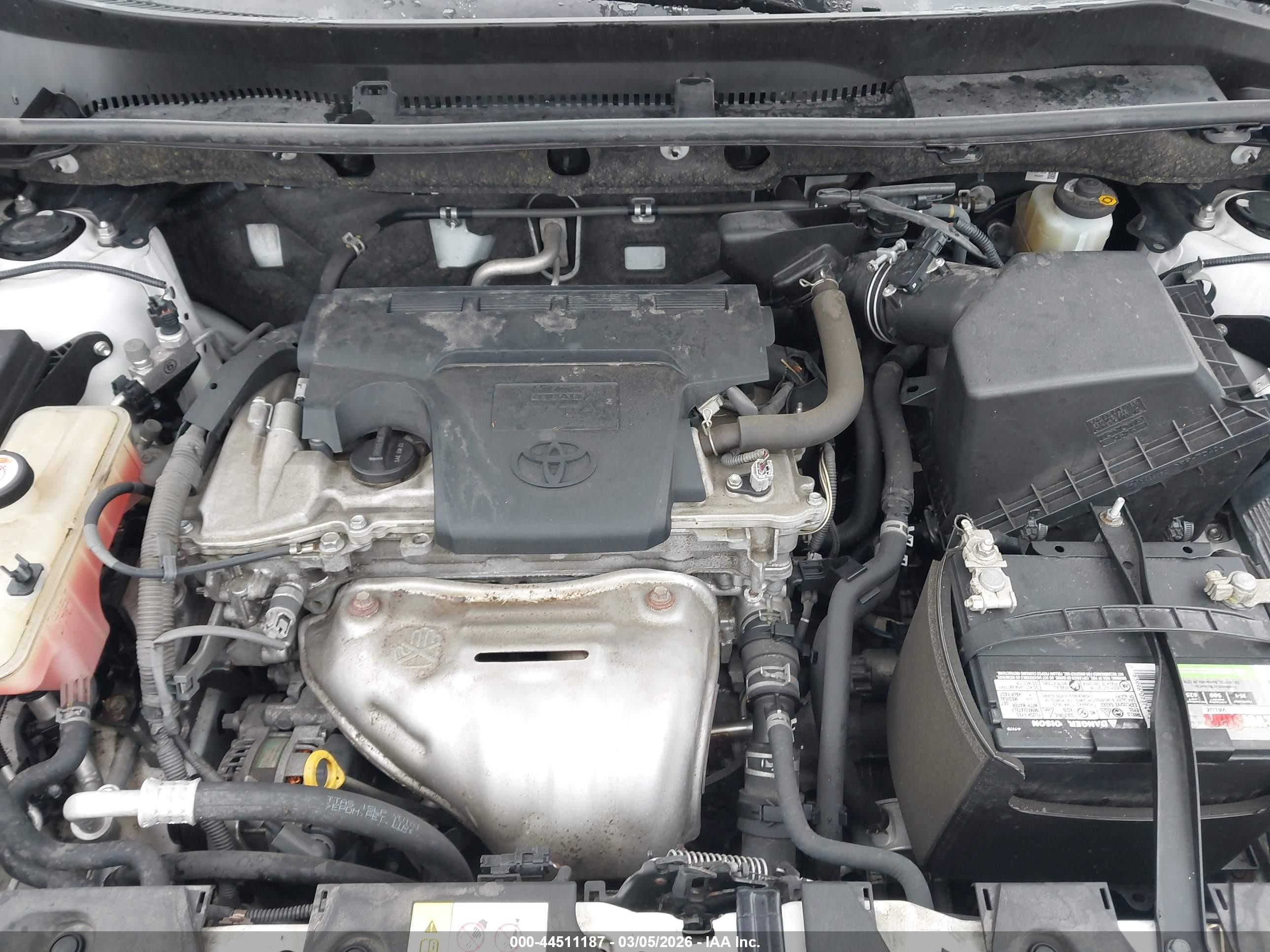 2018 Toyota Rav4 Le White vin: JTMBFREV3JJ729329