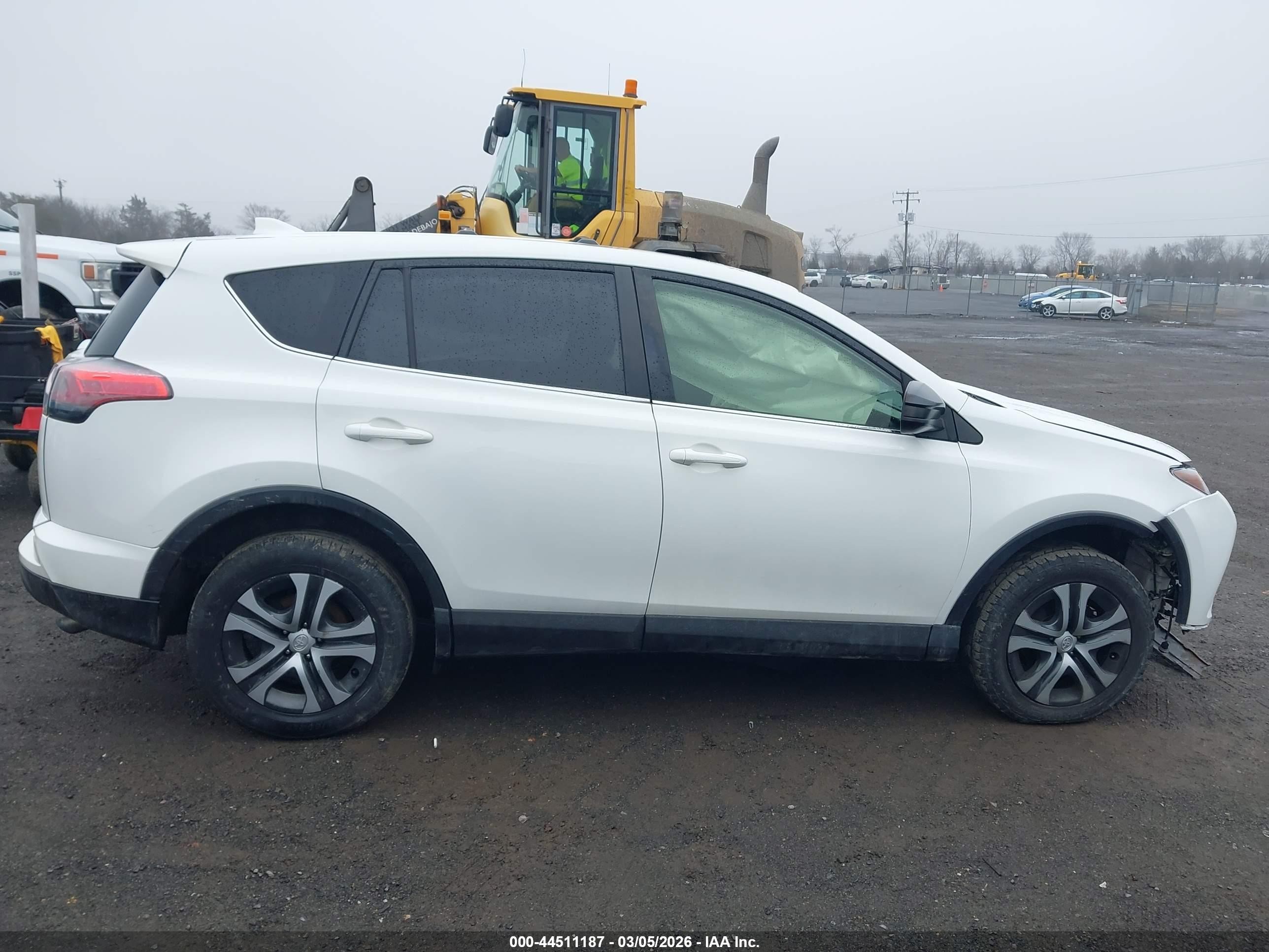 2018 Toyota Rav4 Le White vin: JTMBFREV3JJ729329