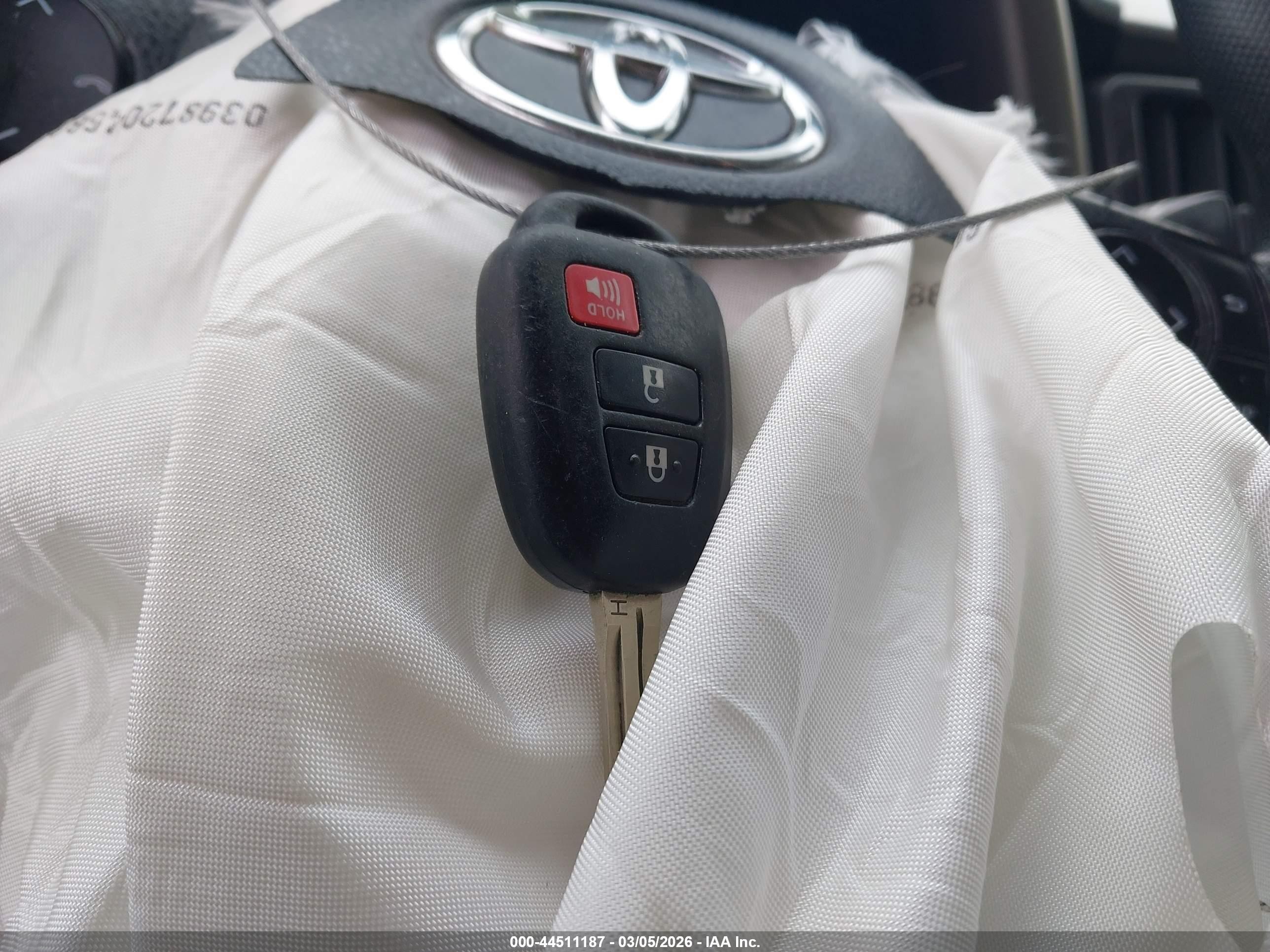 2018 Toyota Rav4 Le White vin: JTMBFREV3JJ729329
