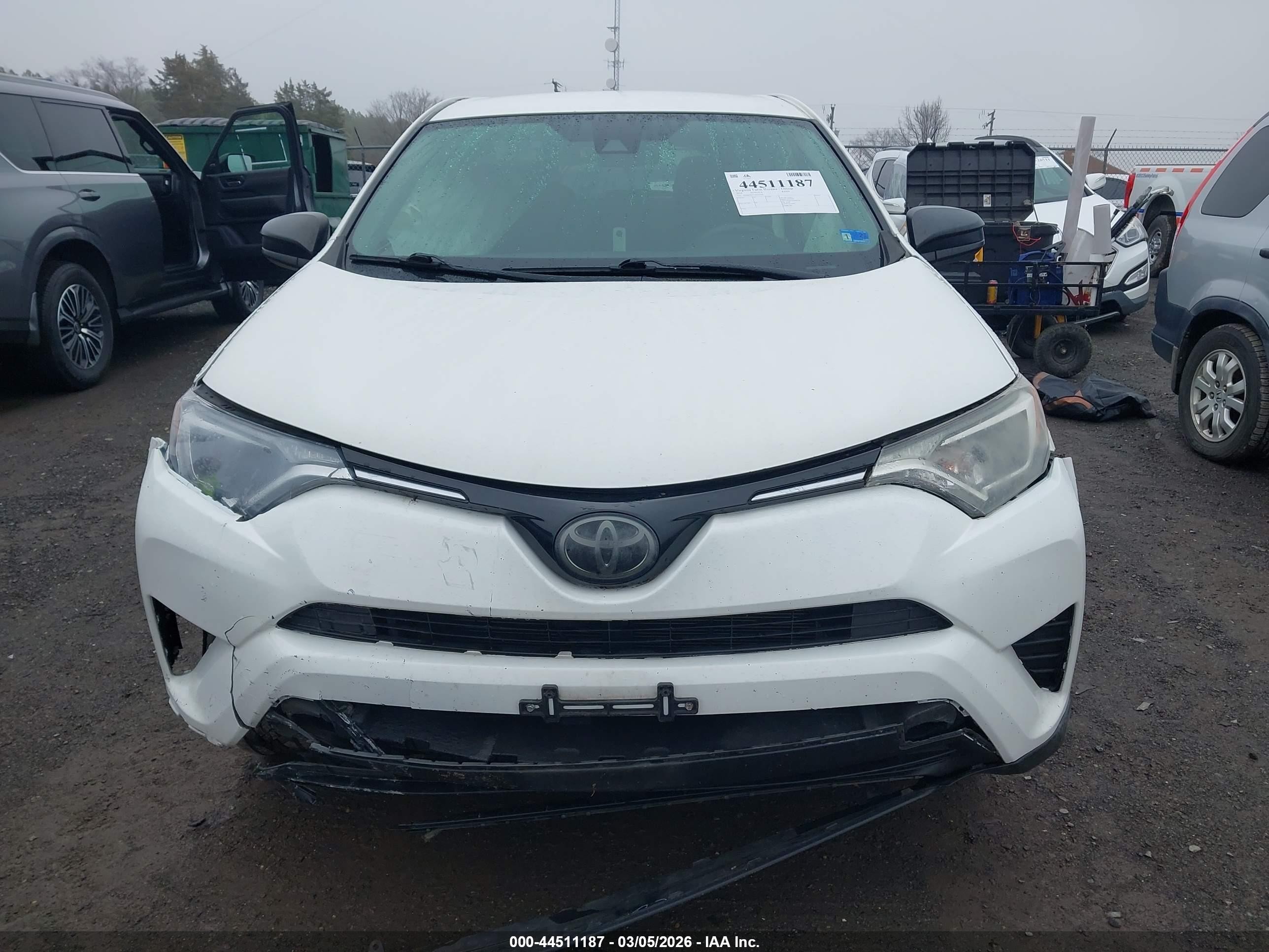 2018 Toyota Rav4 Le White vin: JTMBFREV3JJ729329