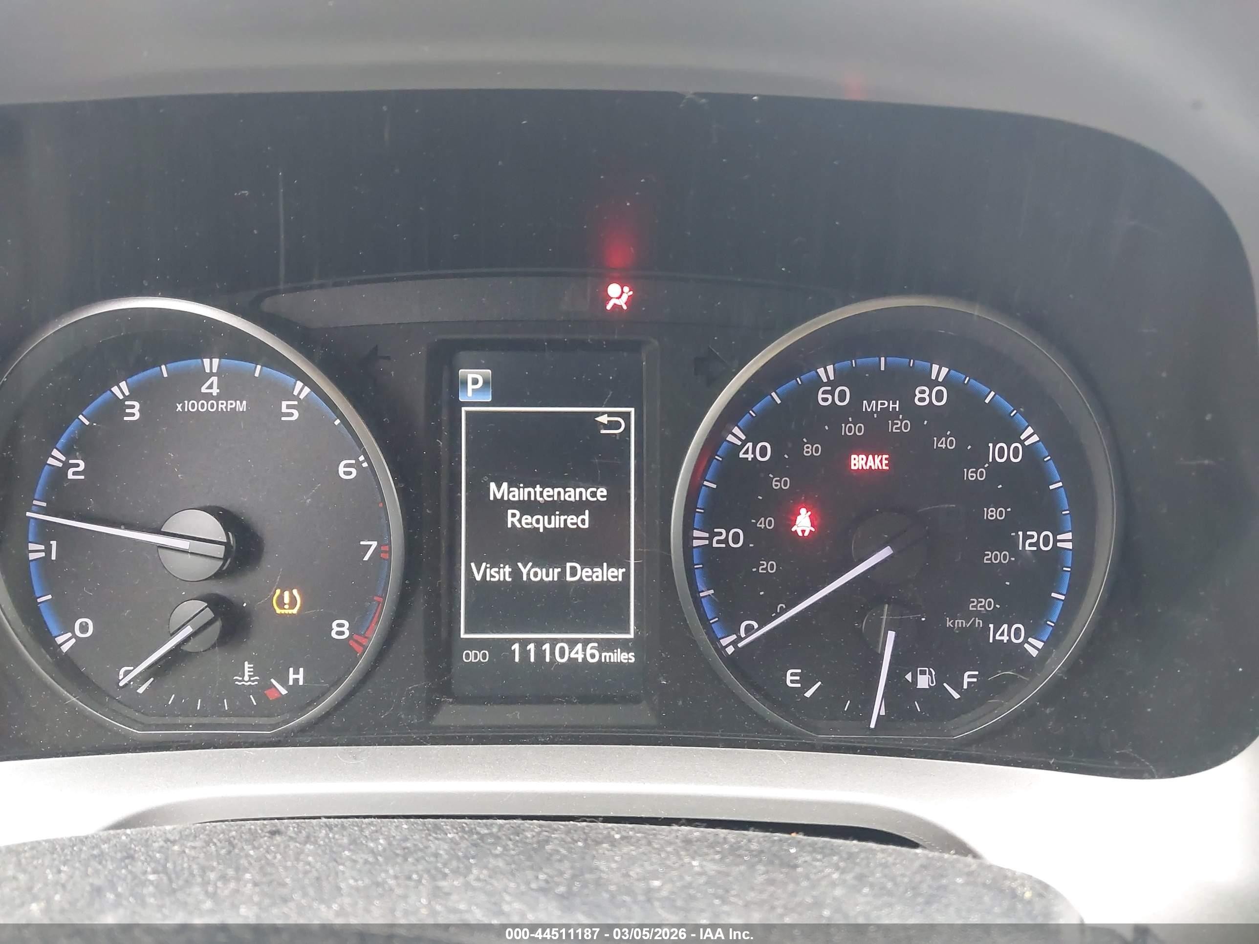 2018 Toyota Rav4 Le White vin: JTMBFREV3JJ729329