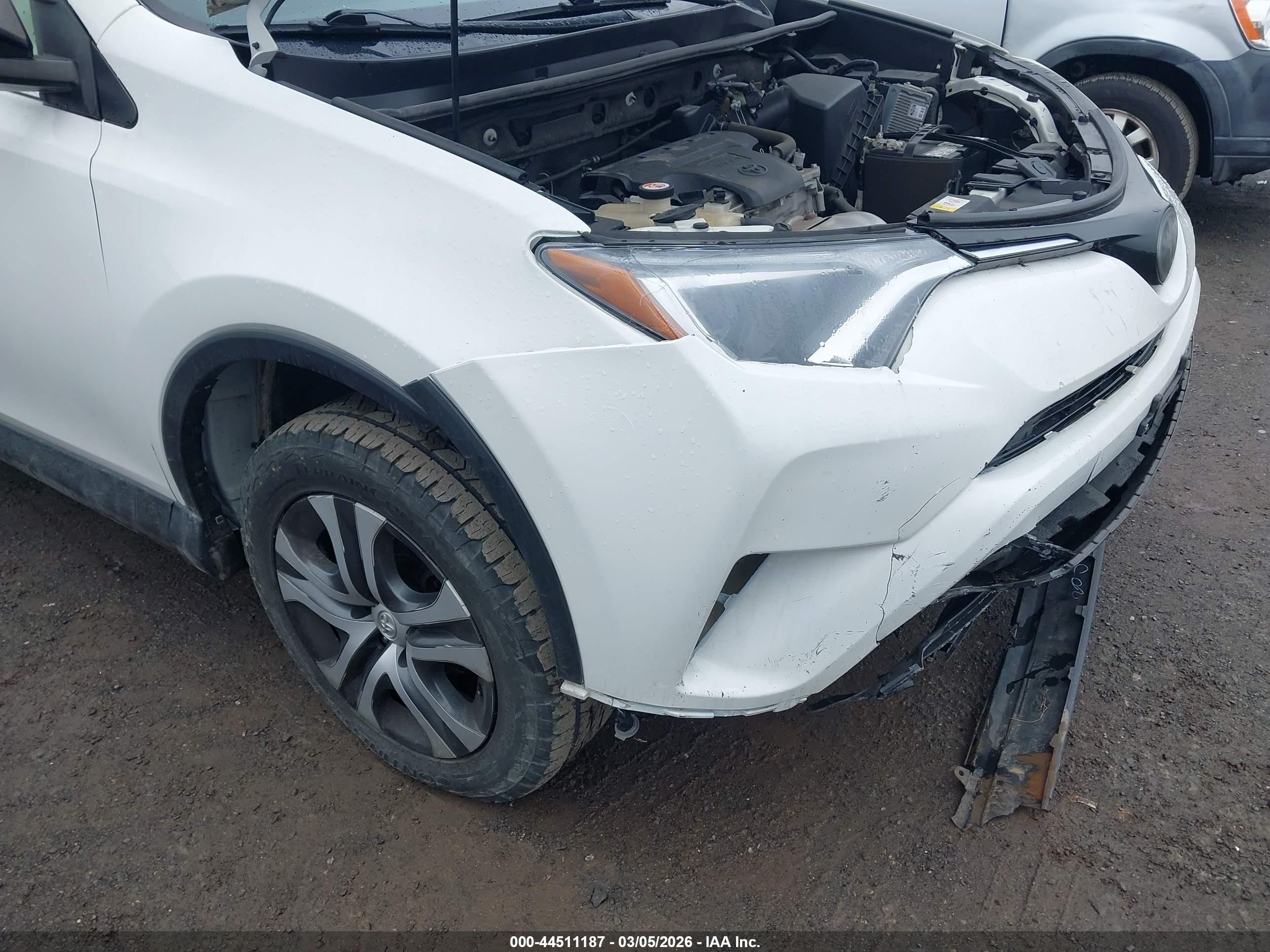 2018 Toyota Rav4 Le White vin: JTMBFREV3JJ729329