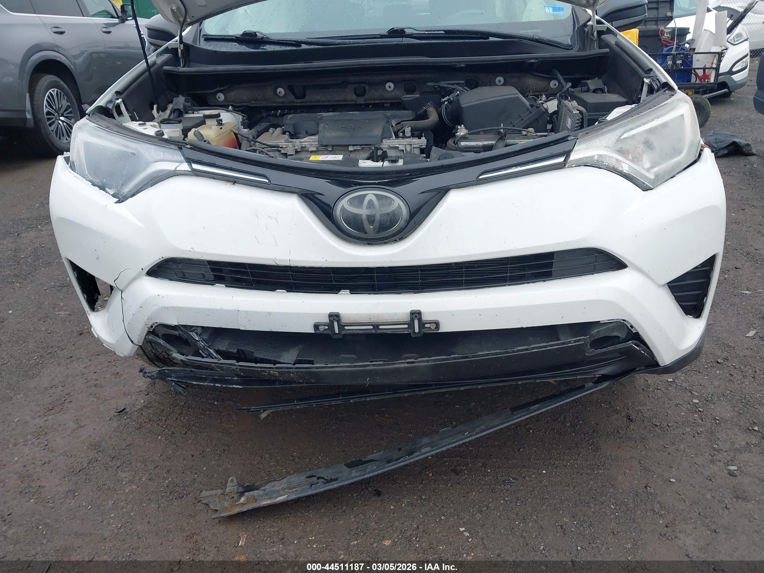 2018 Toyota Rav4 Le White vin: JTMBFREV3JJ729329