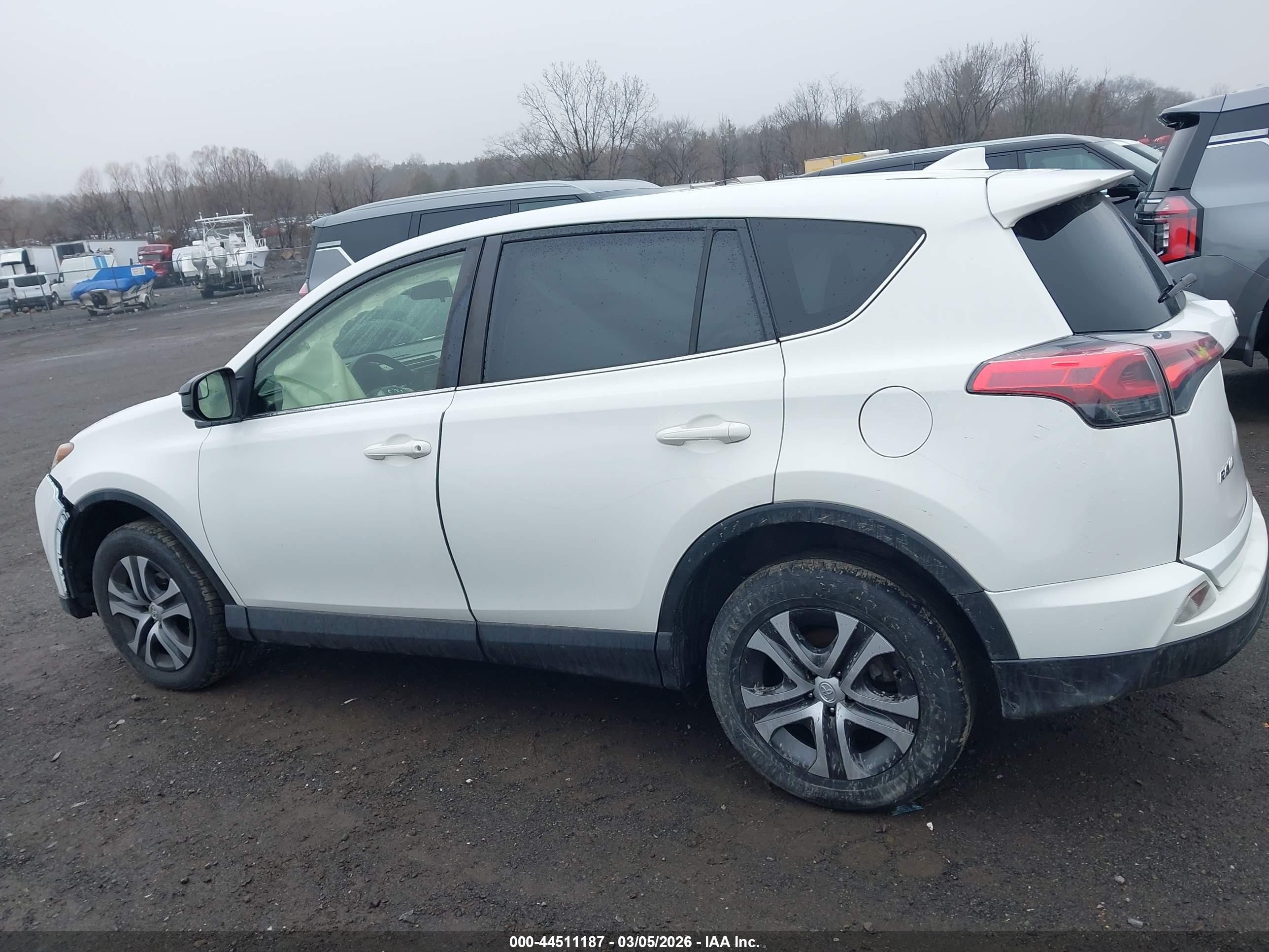 2018 Toyota Rav4 Le White vin: JTMBFREV3JJ729329