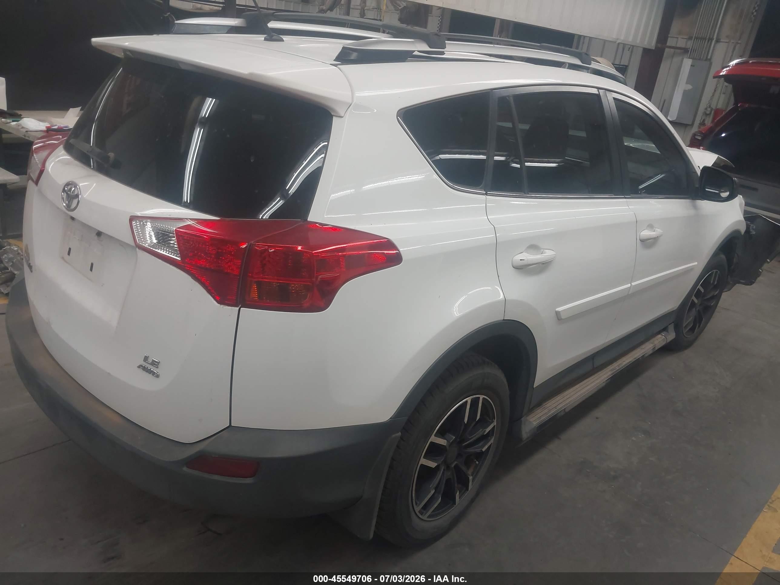 2014 Toyota Rav4 Le White vin: JTMBFREV4ED063747