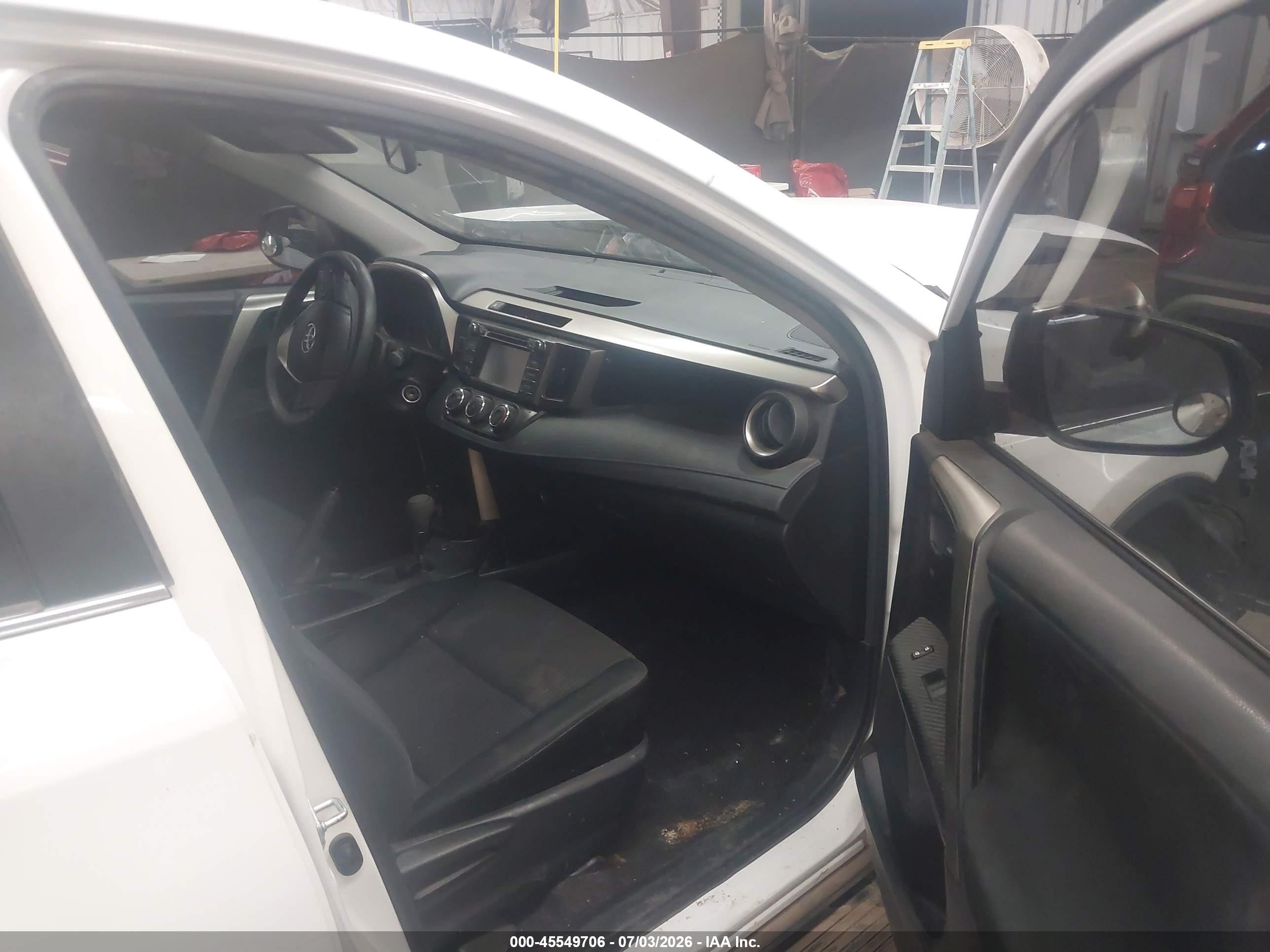 2014 Toyota Rav4 Le White vin: JTMBFREV4ED063747