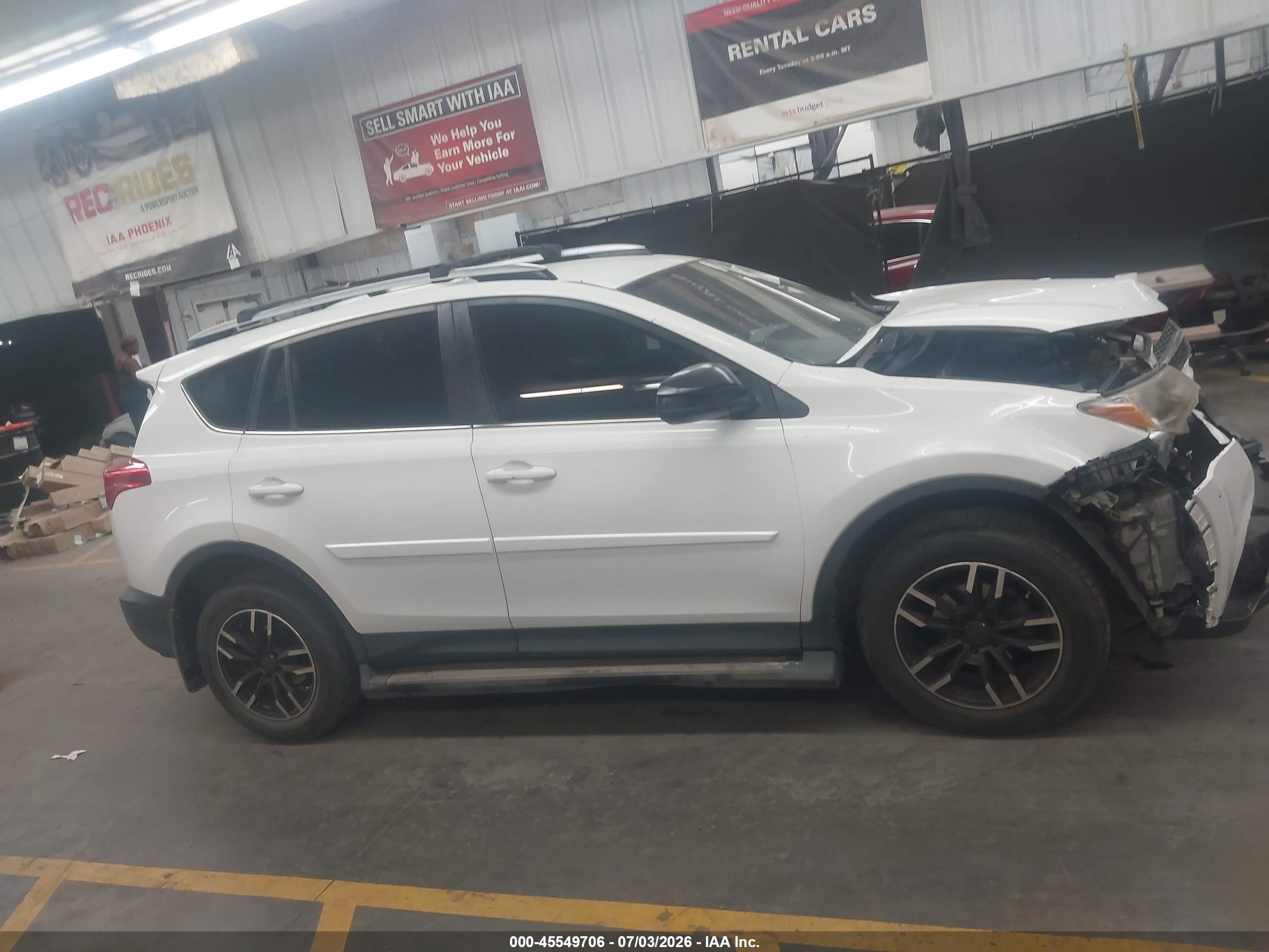2014 Toyota Rav4 Le White vin: JTMBFREV4ED063747