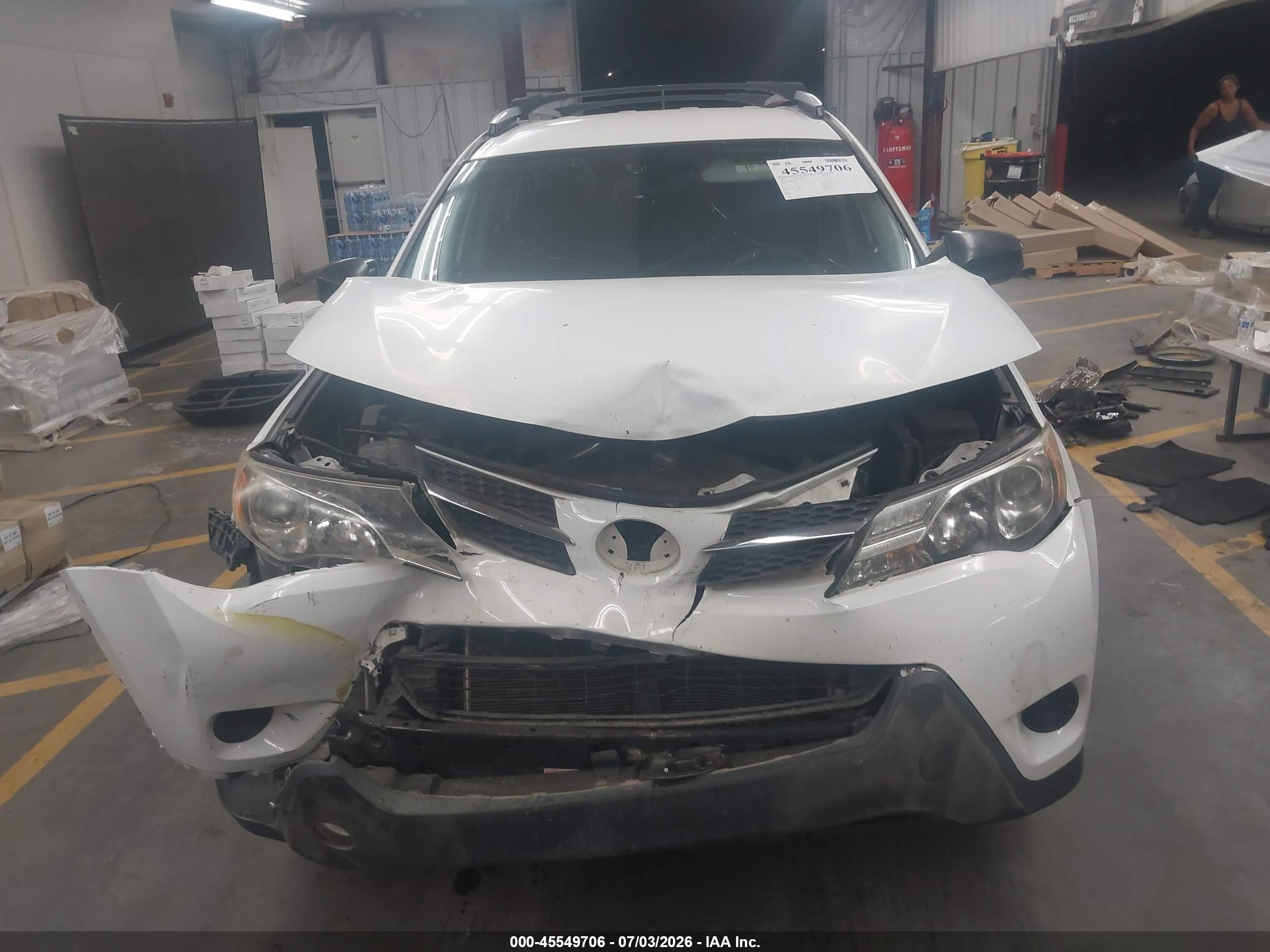 2014 Toyota Rav4 Le White vin: JTMBFREV4ED063747