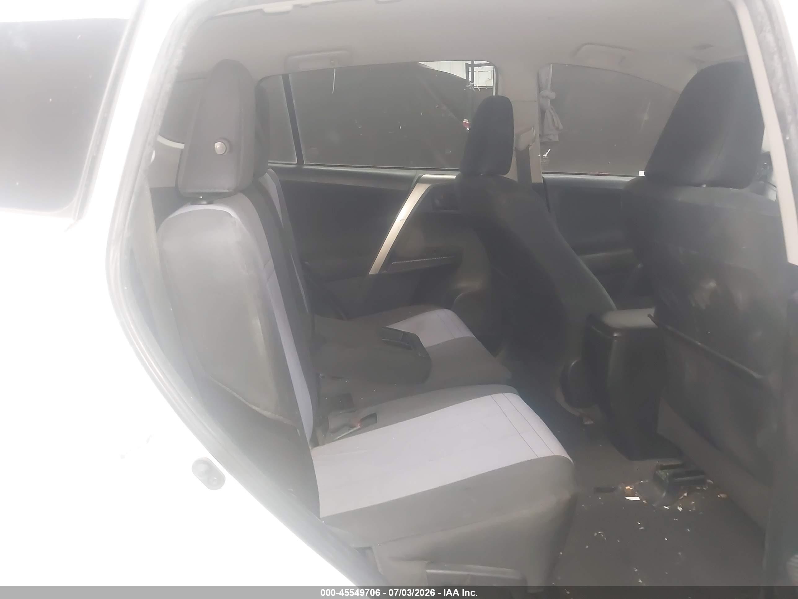 2014 Toyota Rav4 Le White vin: JTMBFREV4ED063747