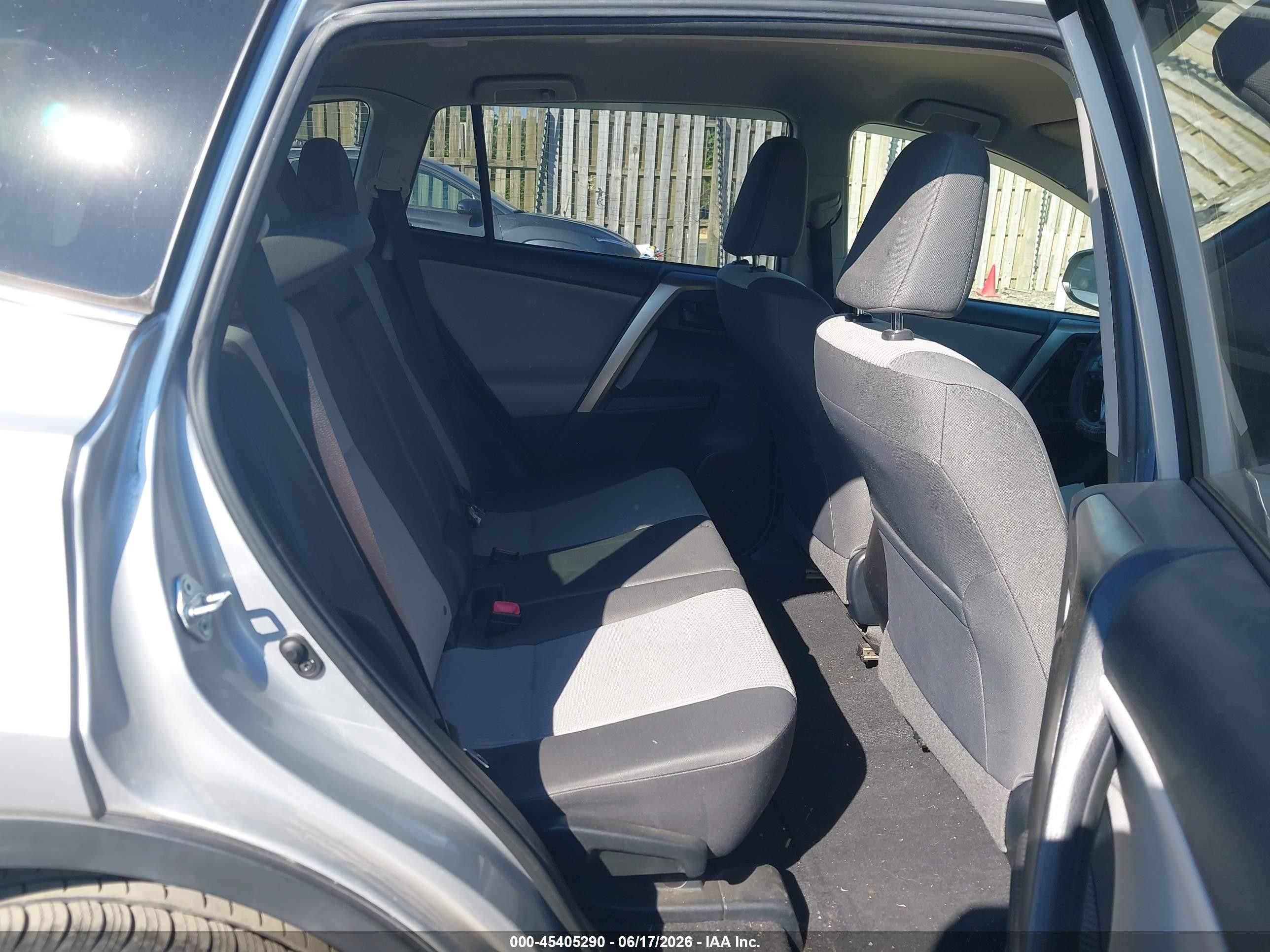 2014 Toyota Rav4 Le Silver vin: JTMBFREV4ED093783