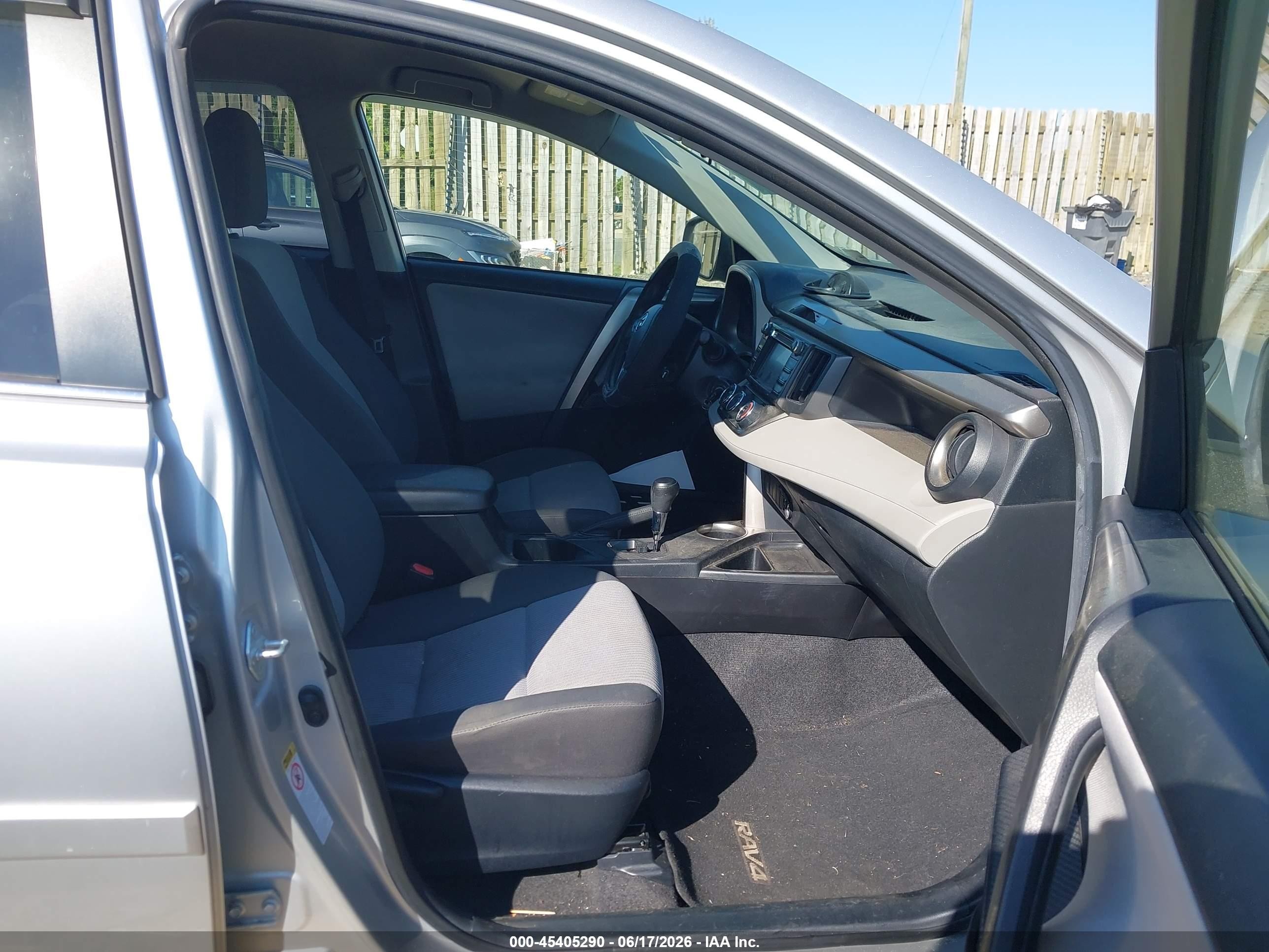 2014 Toyota Rav4 Le Silver vin: JTMBFREV4ED093783