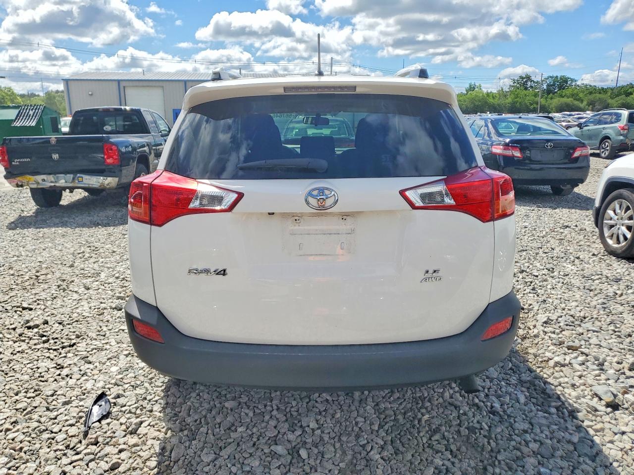 2014 Toyota Rav4 Le White vin: JTMBFREV4EJ001427