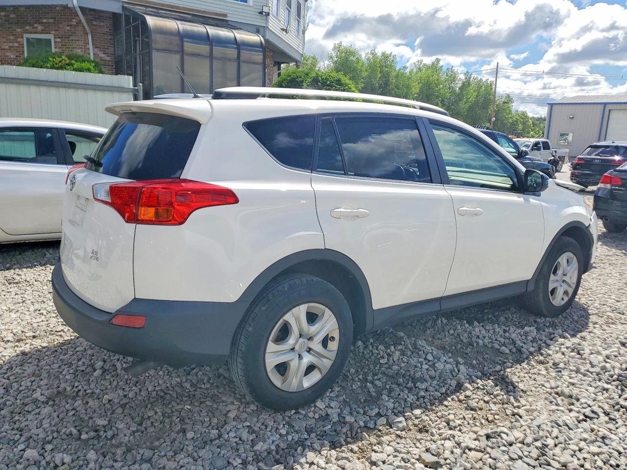 2014 Toyota Rav4 Le White vin: JTMBFREV4EJ001427