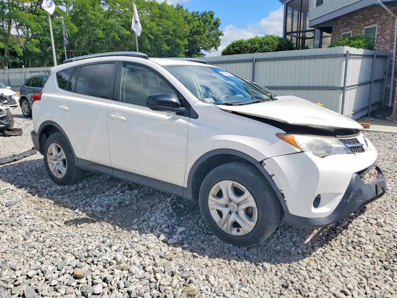 2014 Toyota Rav4 Le White vin: JTMBFREV4EJ001427
