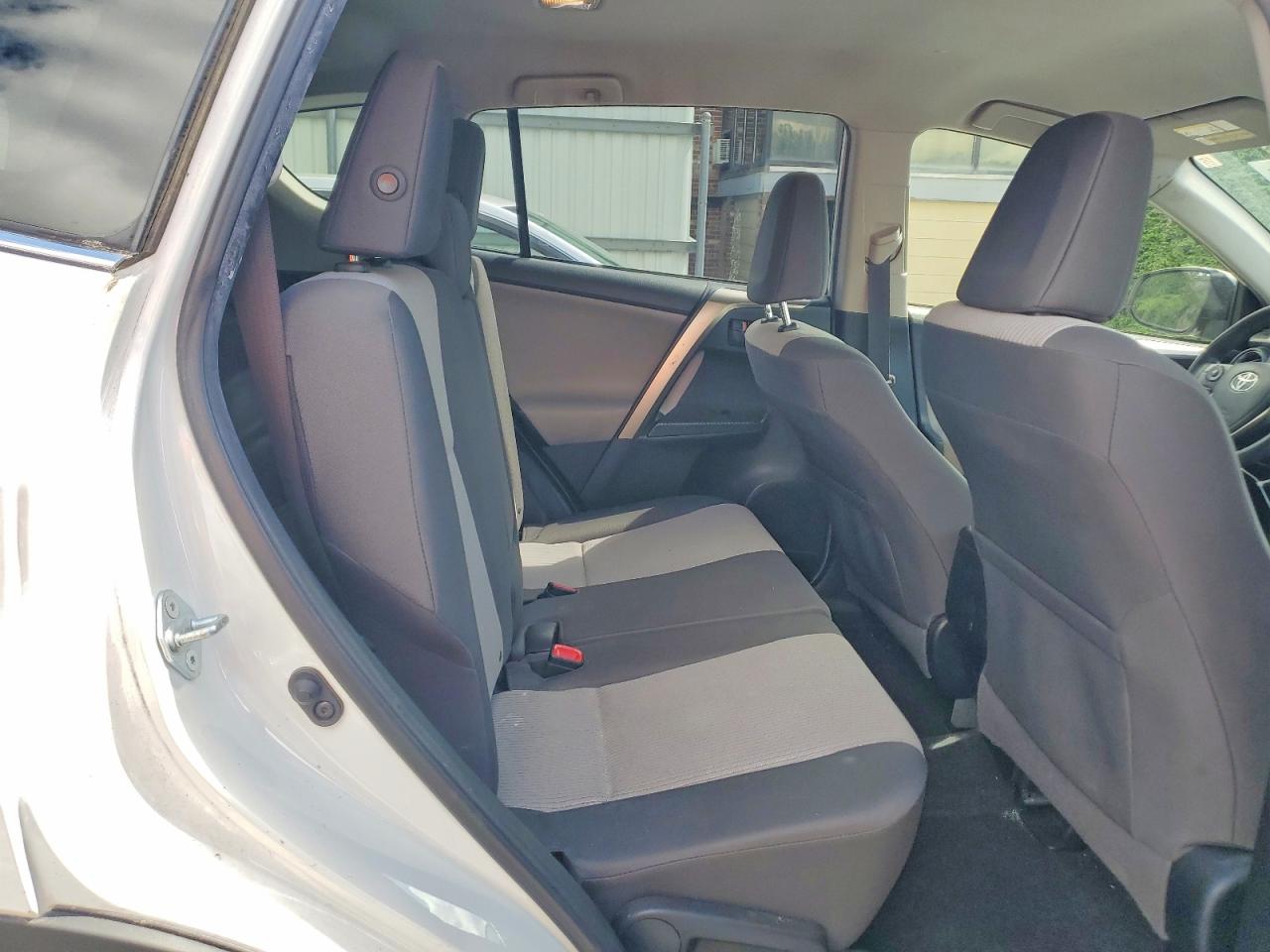 2014 Toyota Rav4 Le White vin: JTMBFREV4EJ001427