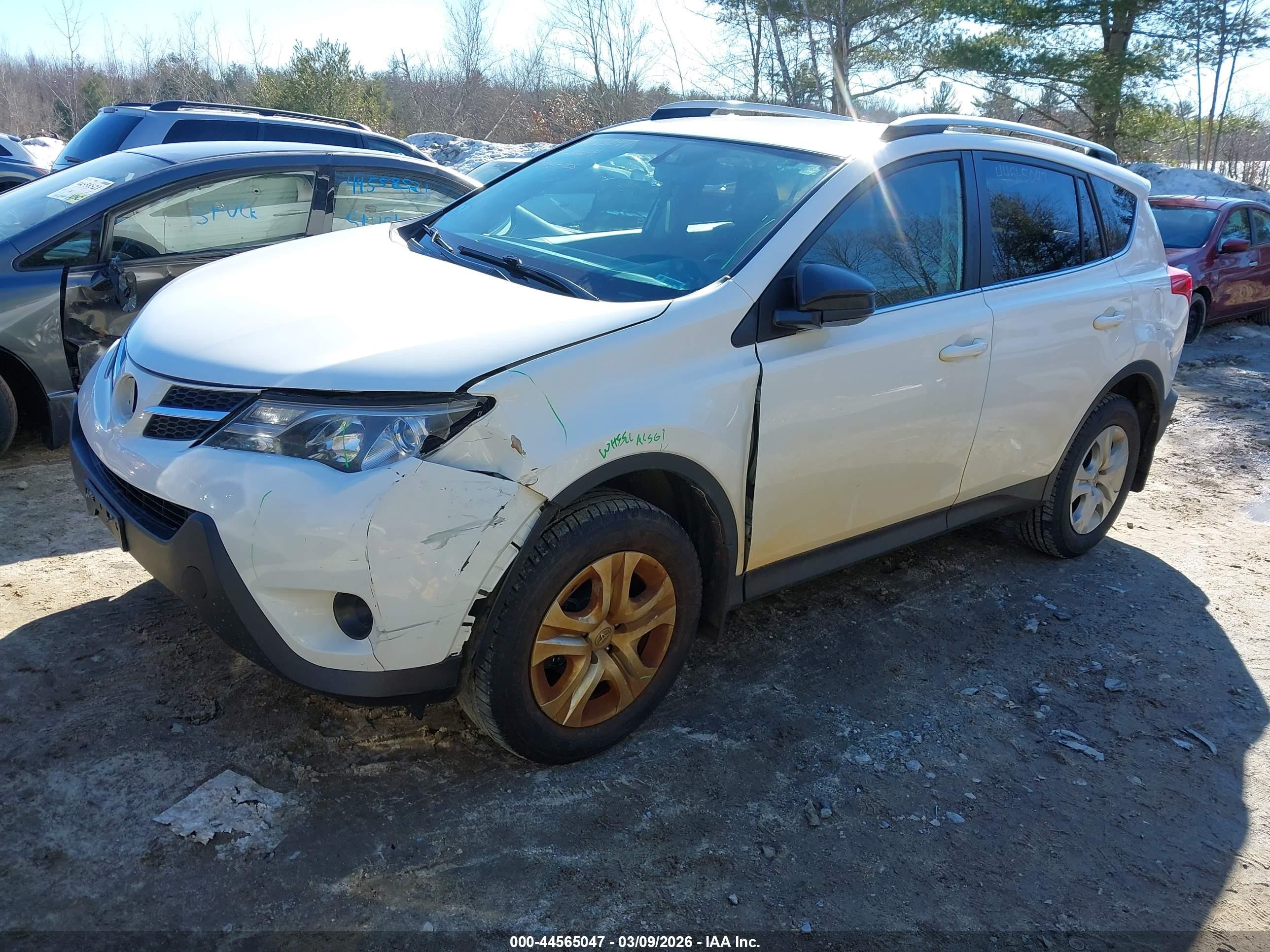 2014 Toyota Rav4 Le White vin: JTMBFREV4EJ009270